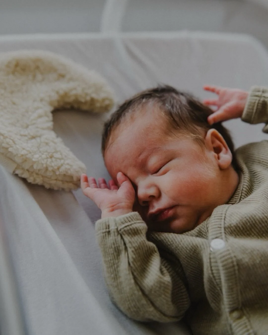Remi - 
Een kwetsbaar begin.
De start van een avontuur dat niemand zo had gepland, vastgelegd zoals het was.
Maandenlang de ziekenhuismuren als thuis, maar altijd gewikkeld in een warm dekentje van massa&rsquo;s liefde en zorg.
Bijna thuis, kleine ma