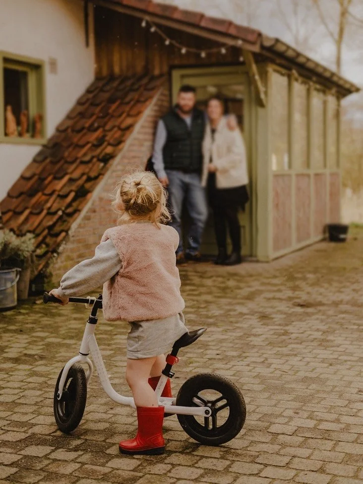 Een eigen huis, een plek onder de zon.
Het lijkt iets banaals, die plek waar we iedere dag vertoeven en dagdagelijkse gewoontes en sleurdingetjes zoals de was en de plas uitvoeren&hellip;maar dat is het niet. Of toch niet enkel dat.

&lsquo;t is de p