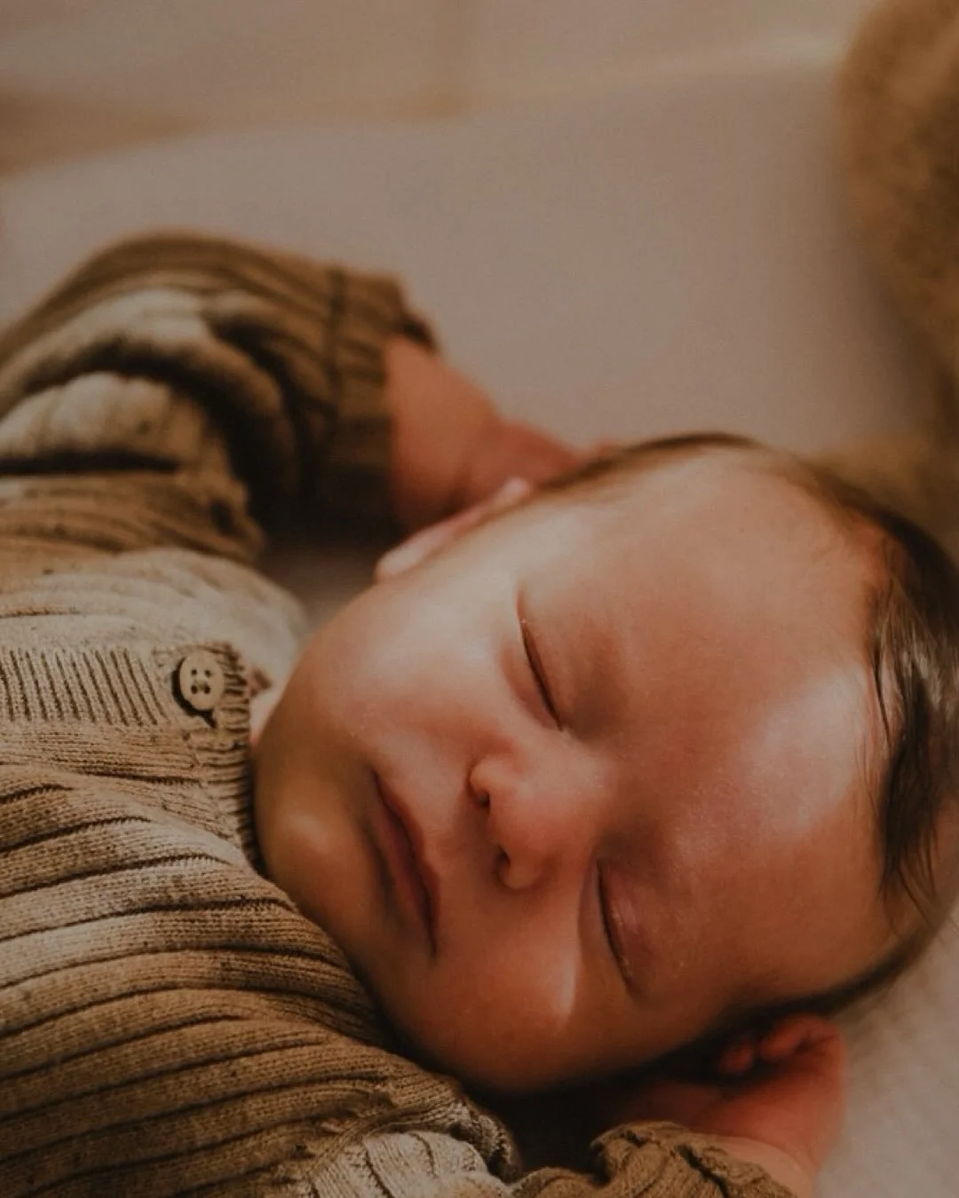 Dag, kleine Lou.
Met een geboortekaartje waarop de boodschap &ldquo;here comes the sun&rdquo; te lezen is, kon het niet anders dan dat jij deze mooie lente met je mee zou brengen.
Geniet nog volop van die heerlijke dutjes in de zon.
Dat je kweetnieho