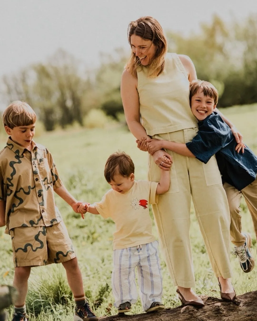We klommen in bomen,
Trokken aan lianen,
Sprongen over beken,
En knuffelden eens goed met de mama.

That&rsquo;s what boys do, right?

Eentje van mijn lente-favorietjes 💛