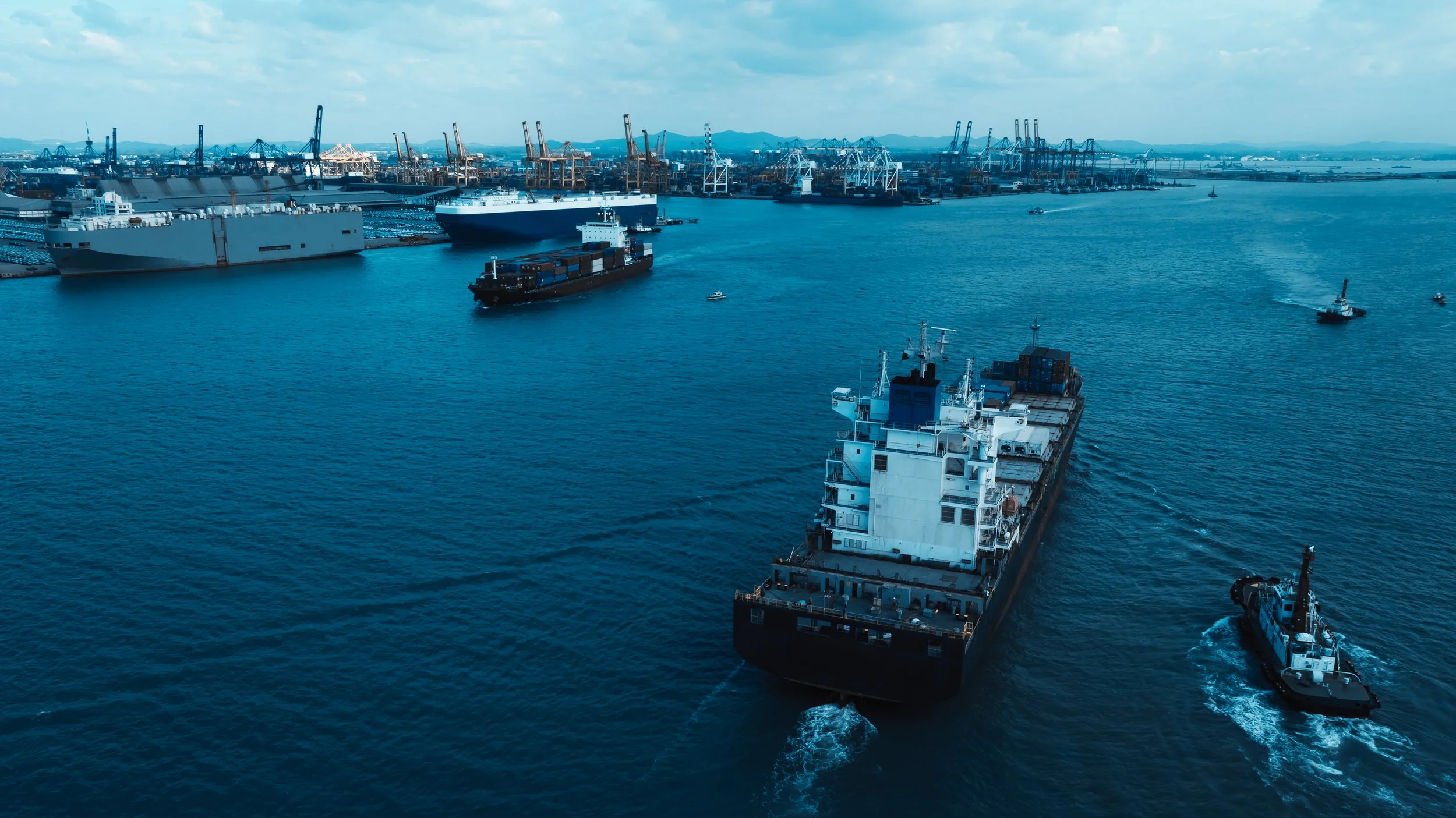 Vue Aérienne d'un port industriel très fréquenté
