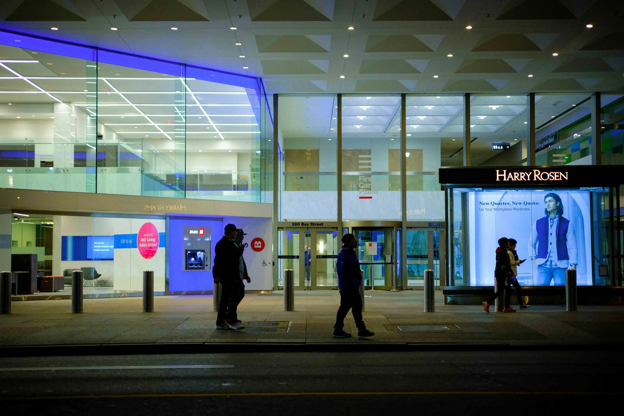 221007 Toronto Street Photography at Night - Blog-8.jpg
