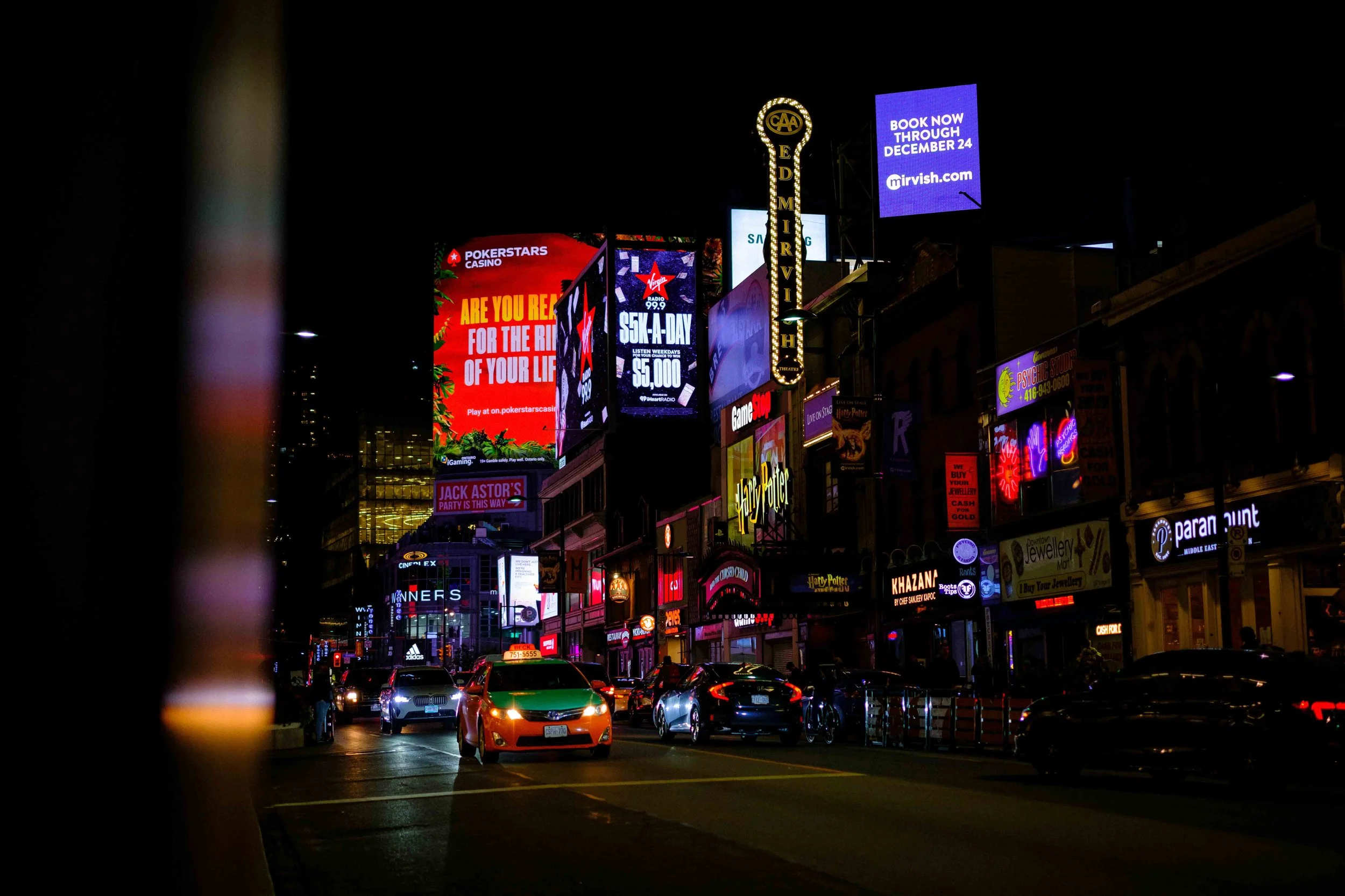 221007 Toronto Street Photography at Night - Blog-22.jpg