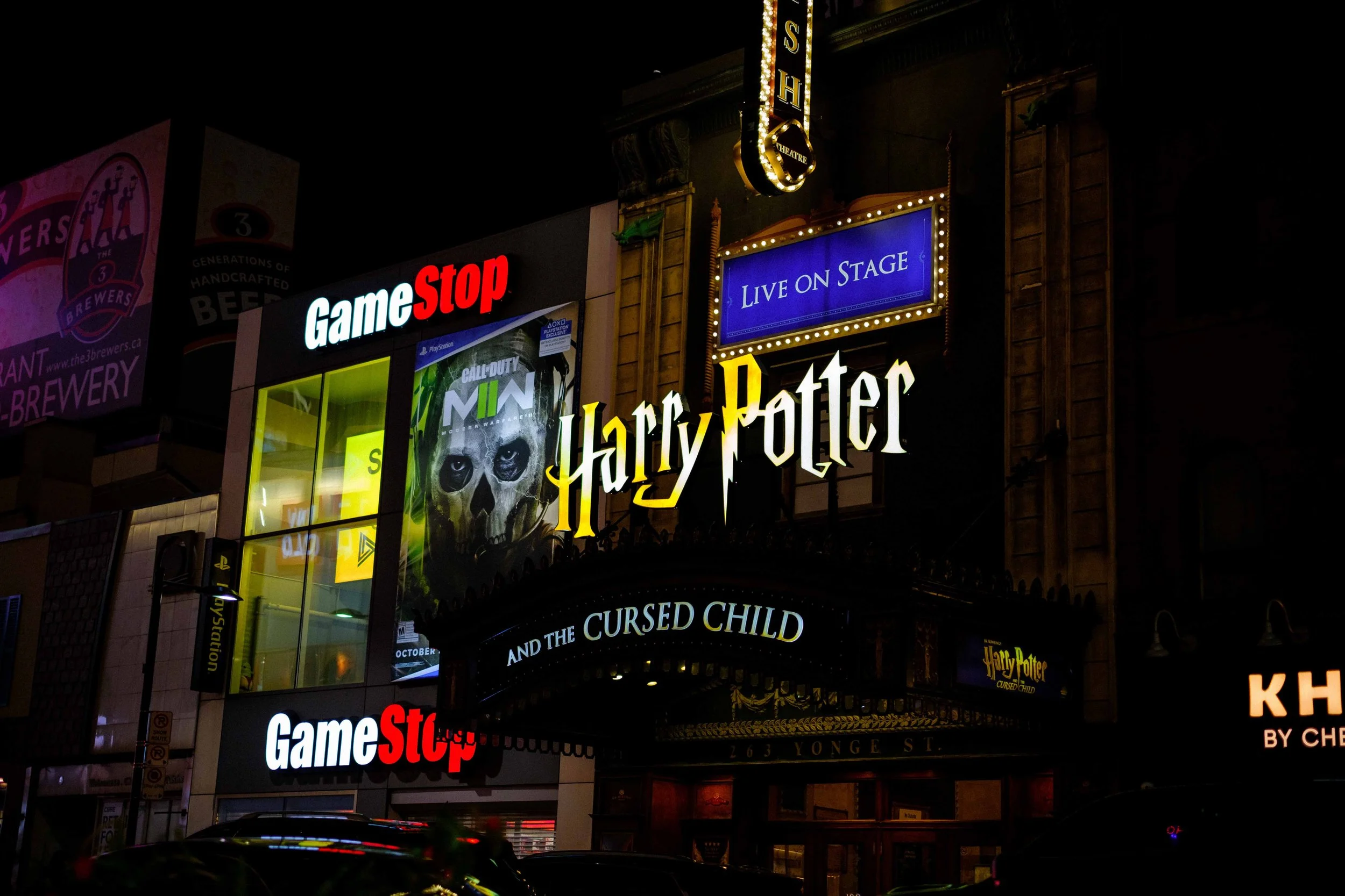221007 Toronto Street Photography at Night - Blog-23.jpg