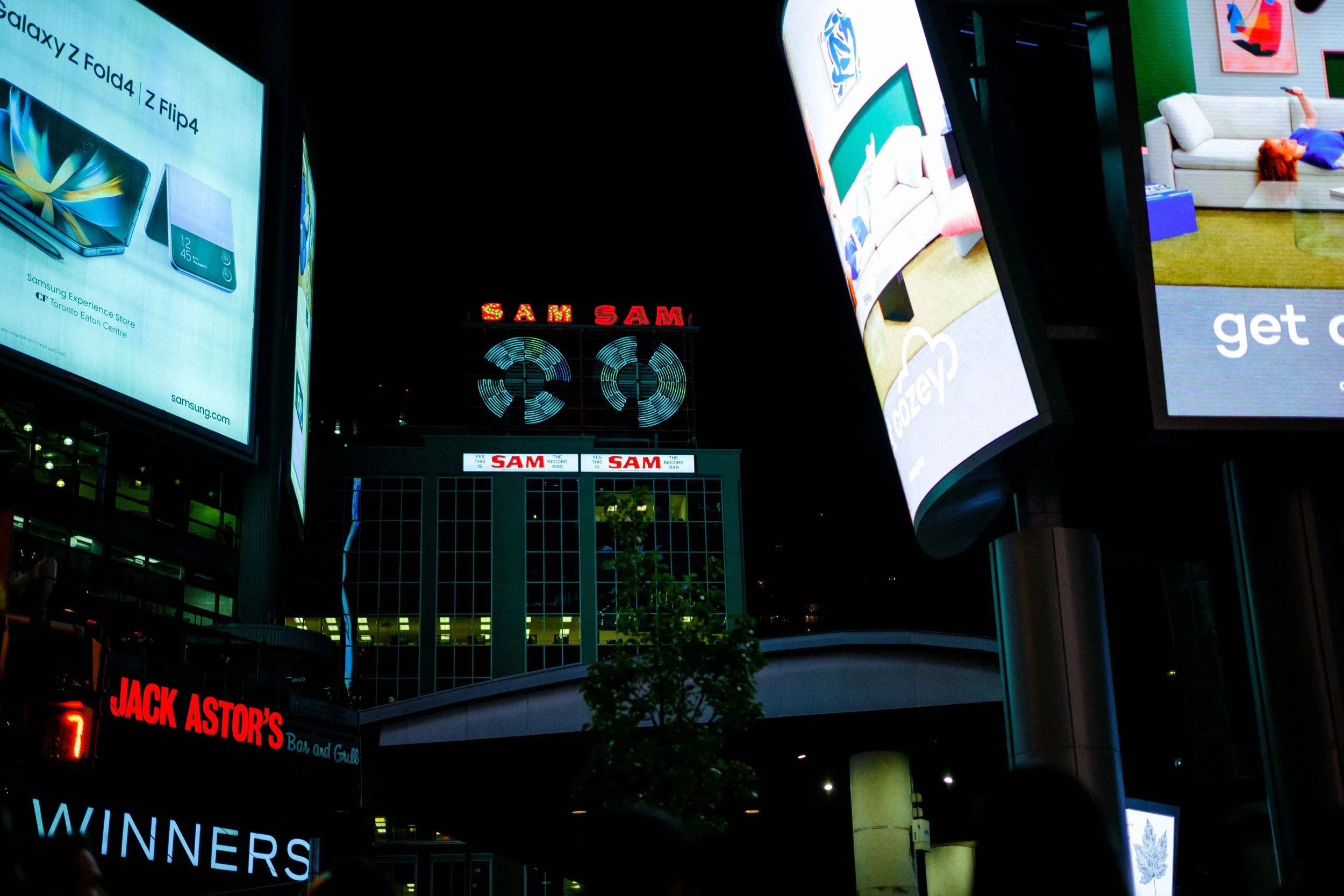 221007 Toronto Street Photography at Night - Blog-25.jpg