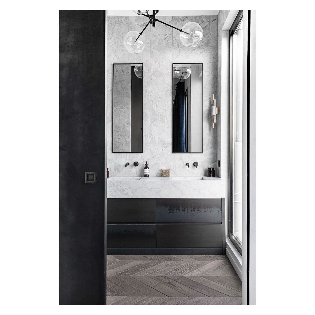 Project in Barcelona - Eixample  #marblebathroom #salvatori #marble #bathroomdesign #interiordesign #interior #design #barcelona #peggybels 📷 @camiloc_villegas