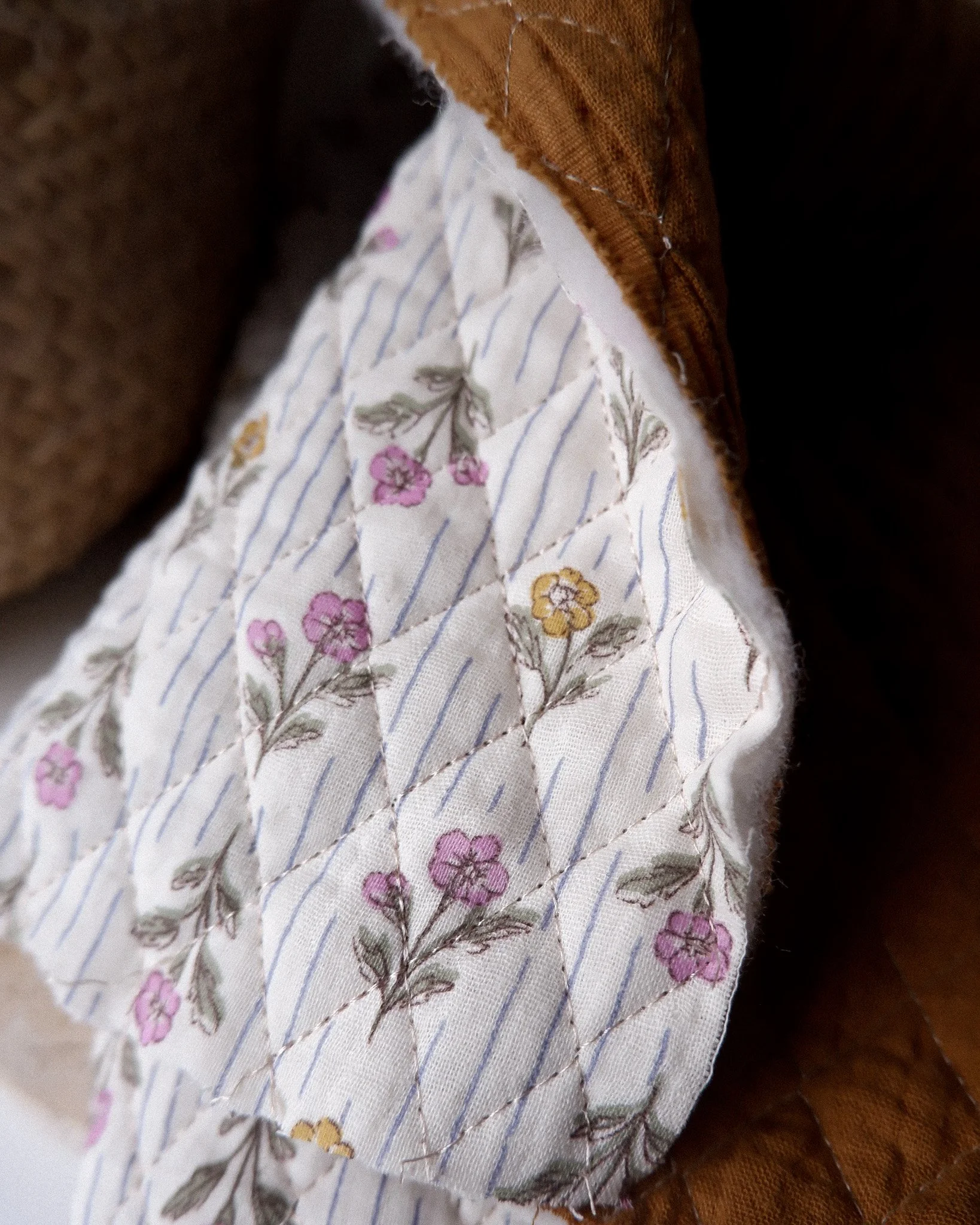 Tissu double gaze matelassée fleurs indiennes Lana ♡ écru-havane