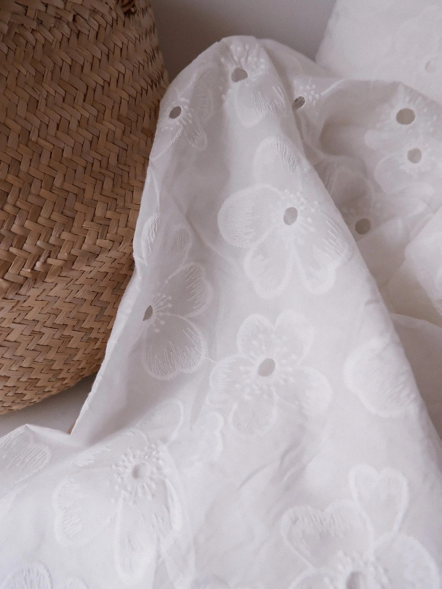 Coton brodé grandes fleurs.jpg (copie) (copie)