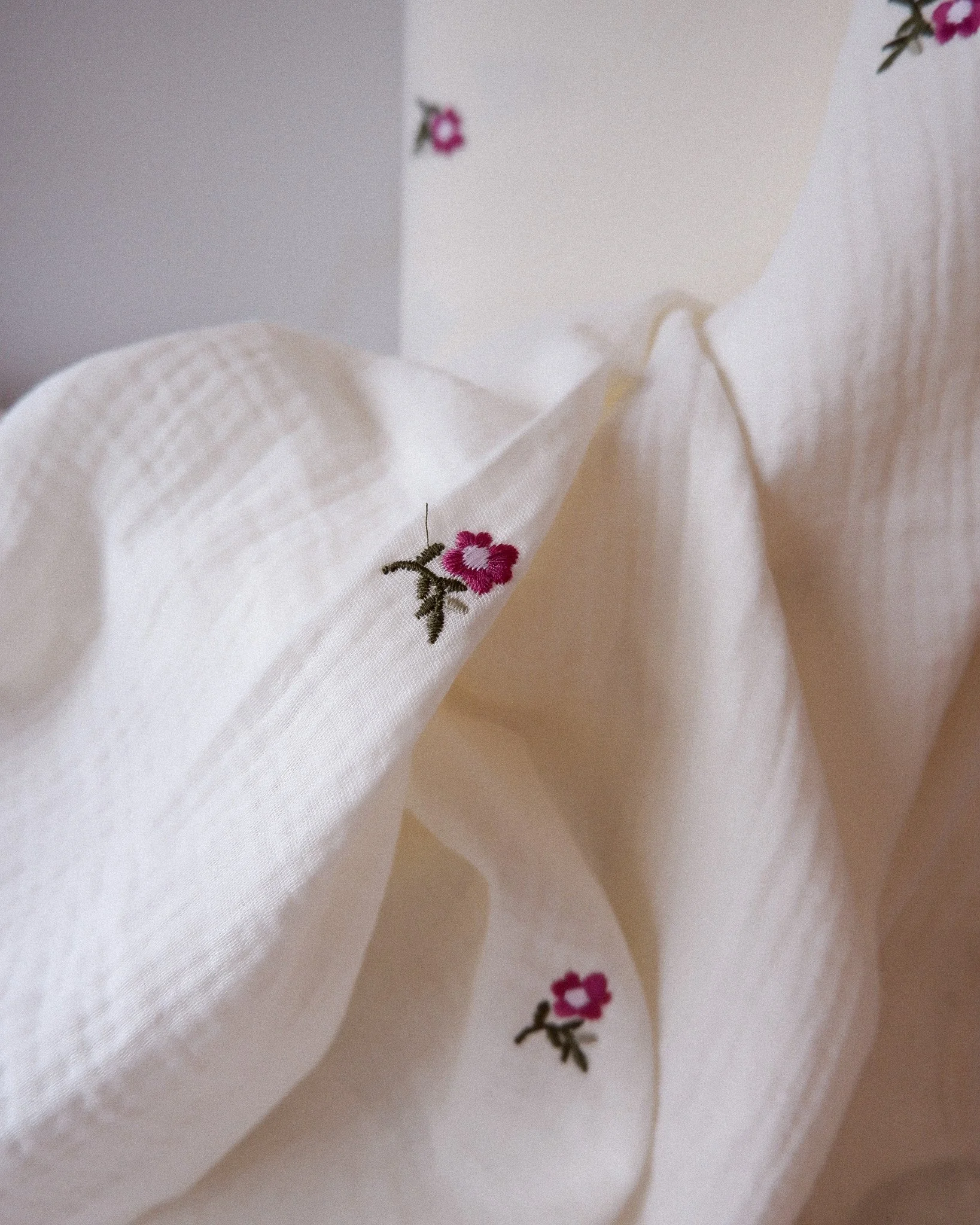 Tissu double gaze fleurs violette et vertes brodées (2).jpg