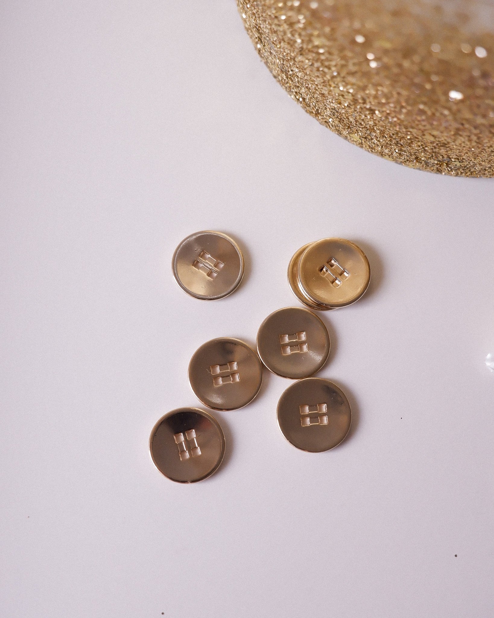 Boutons 15 MM 4 trous farbiqué en FRance ZAMAK  METAL (2).jpg