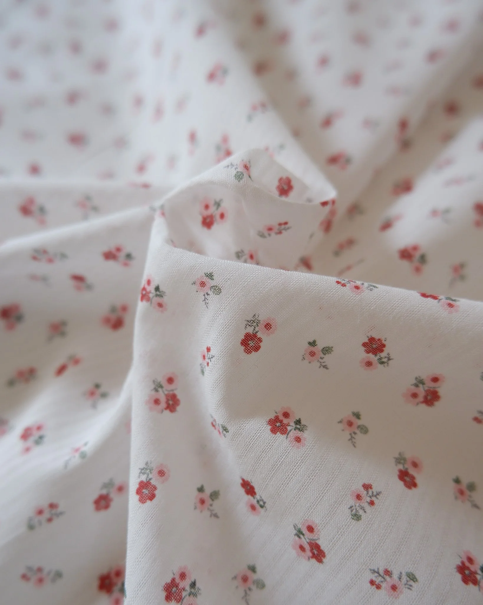Tissu coton rayé petites fleurs rouges (2).jpg
