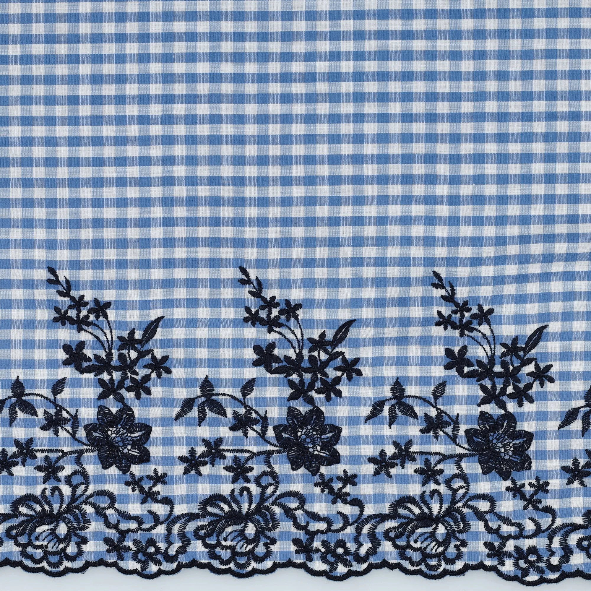 Tissu coton brodé vichy festonné d'un côté