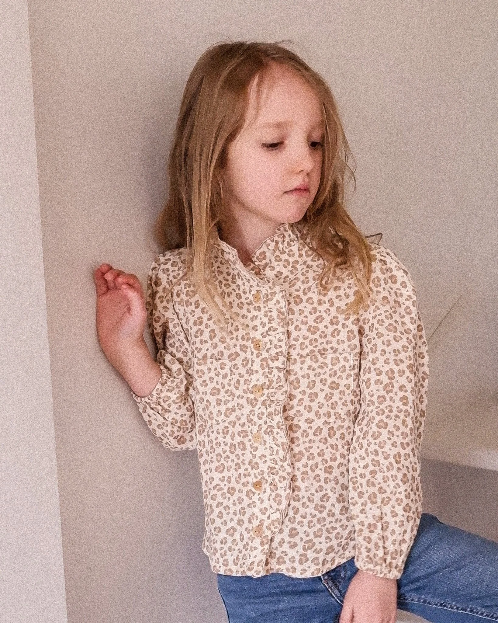 Box-Romy-blouse-a-volant-fille-garçon-Jolie-Boho-patron-de-couture-enfant-double-gaze-leopard-beige (14).jpg