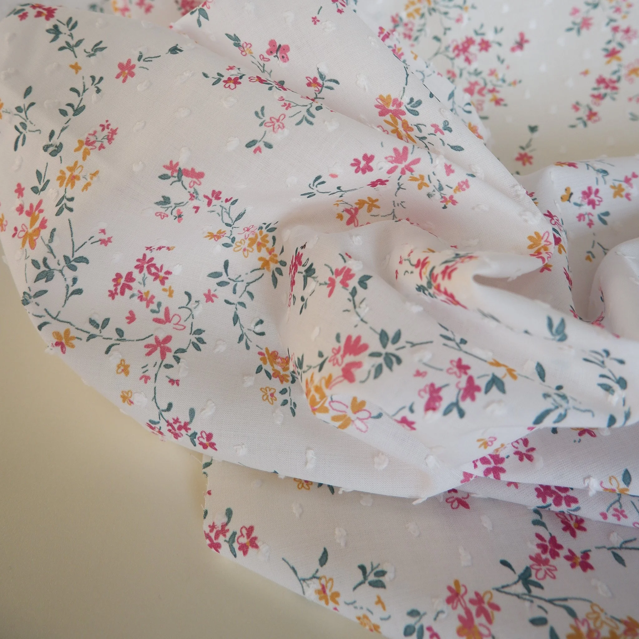 Tissu au mètre coton plumeti à fleurs (3).jpg