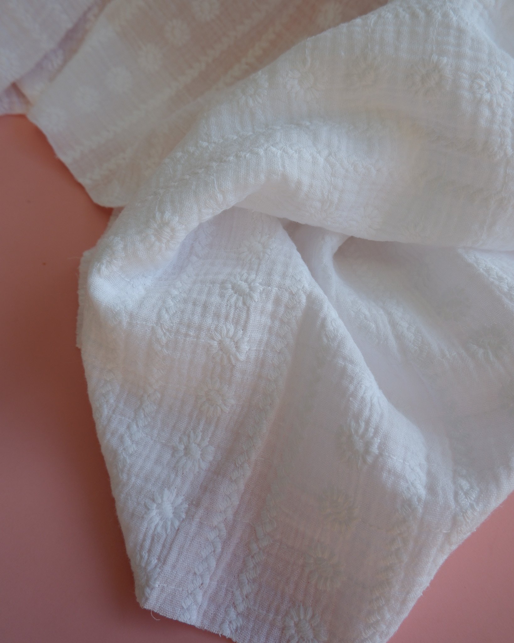 https://www.jolieboho.com/boutique-b/p/double-gaze-de-coton-brodee-de-fleurs-et-tressages-blanc