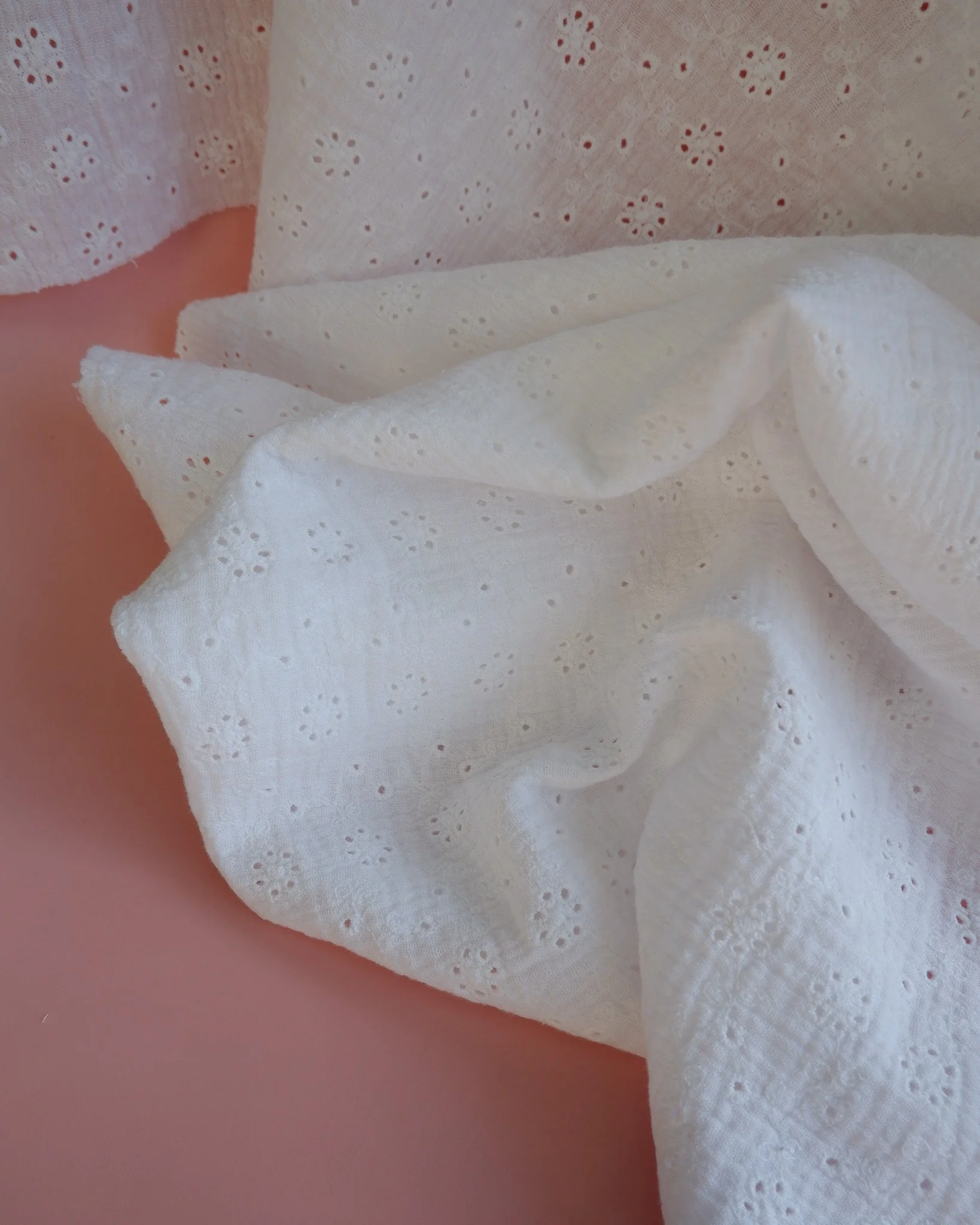Double gaze de coton brodée de fleurs et tressages blanc (4).jpg