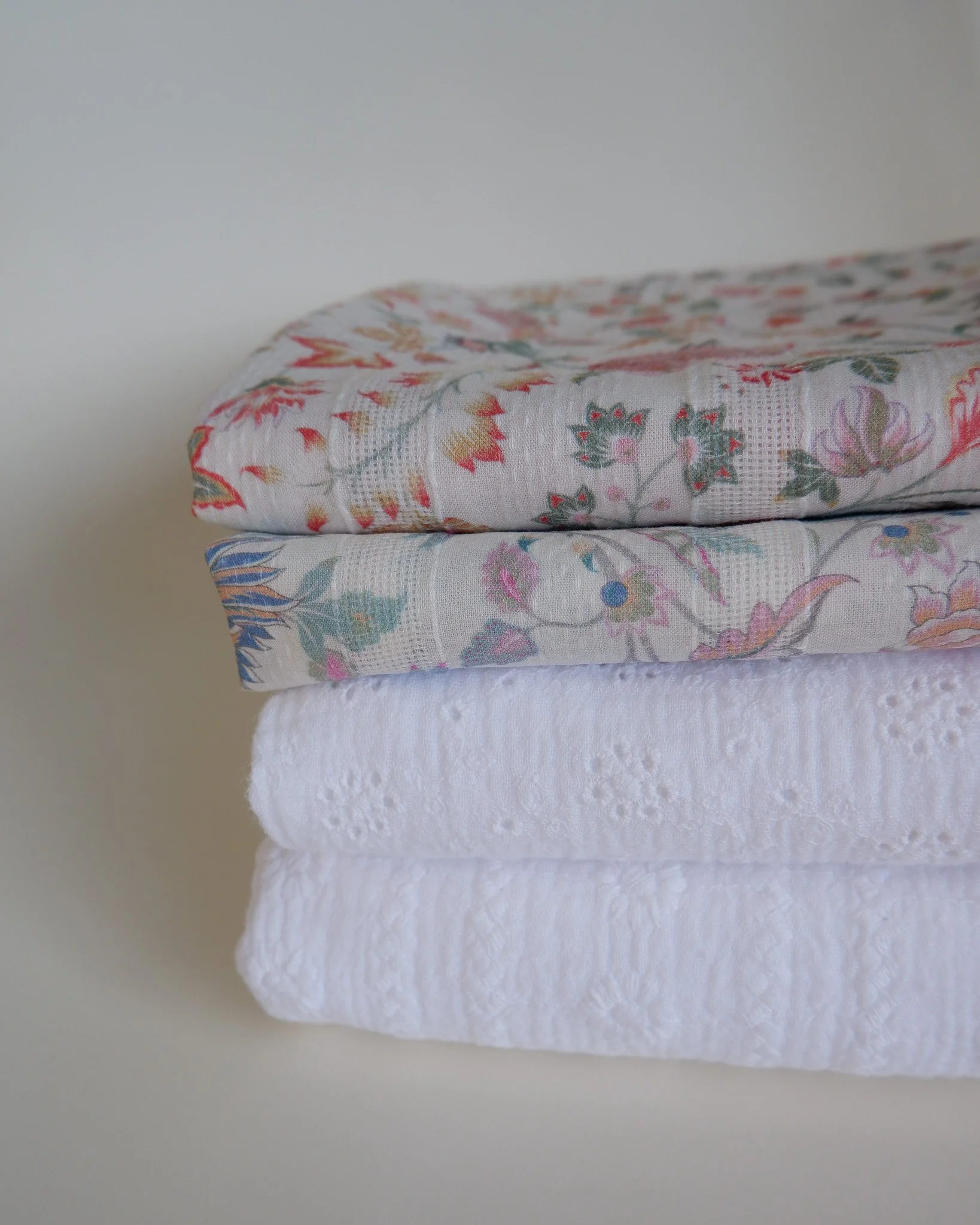 Tissu au mètre coton brodé motif indienne (3).jpg