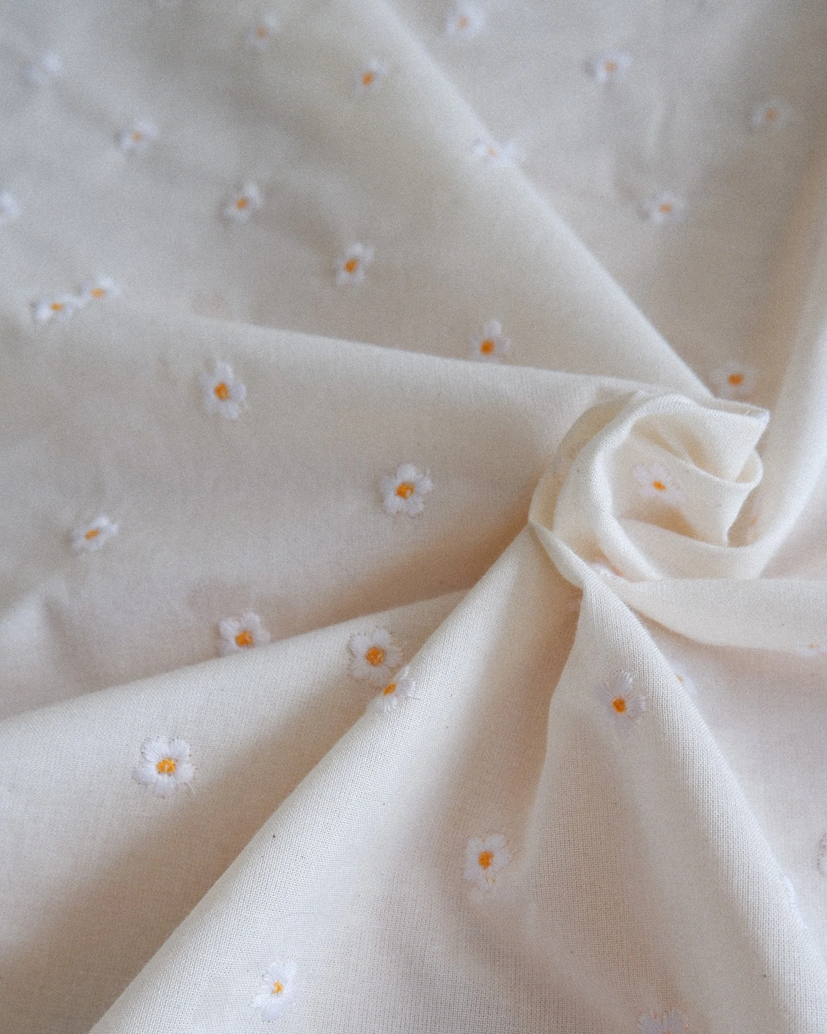 Tissu coton biologique brodé fleurs jaunes et blanches www.jolieboho.com (4).jpg