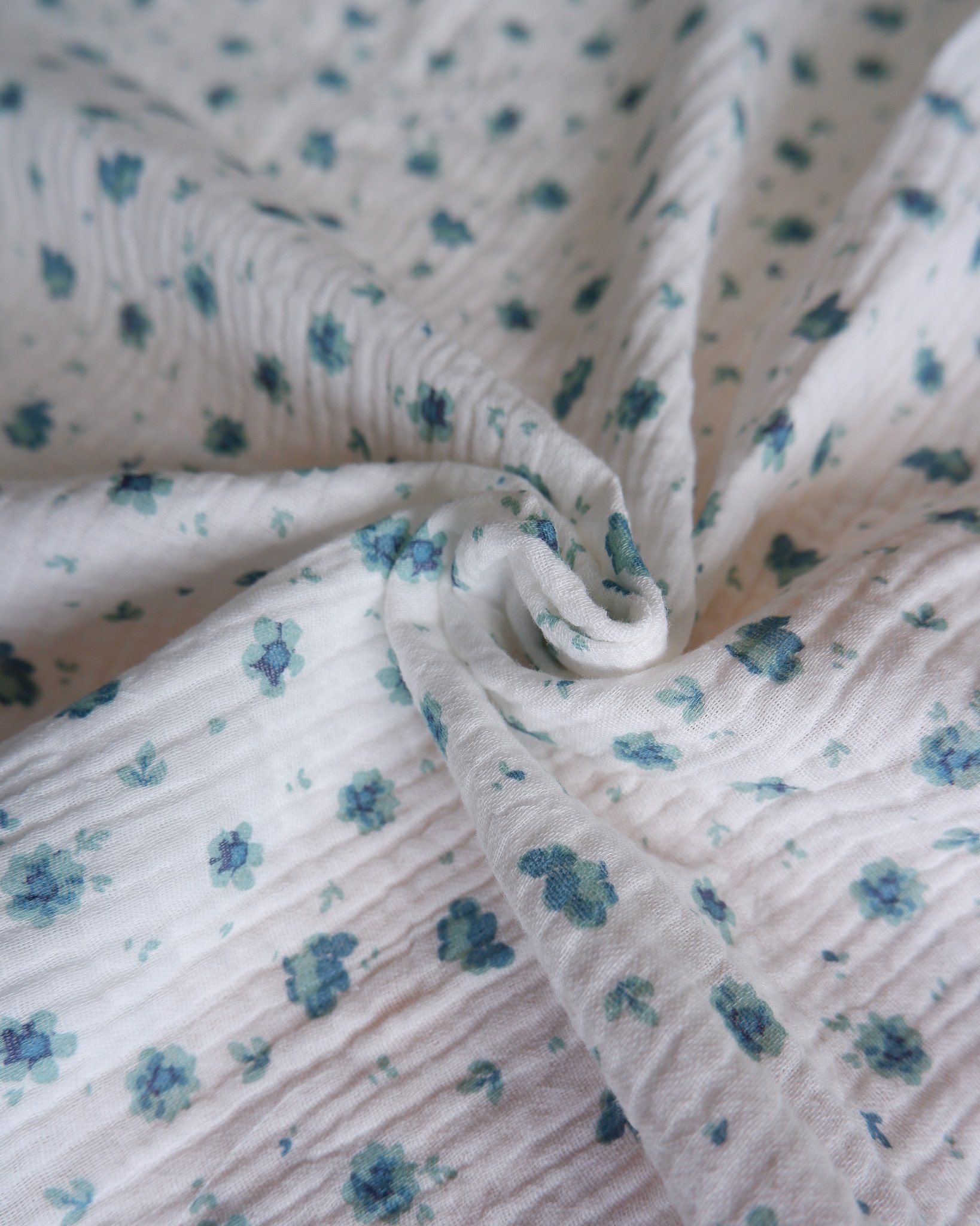 Tissu double gaze écru en coton biologique  fleurs vertes Gots (2)-2.jpg