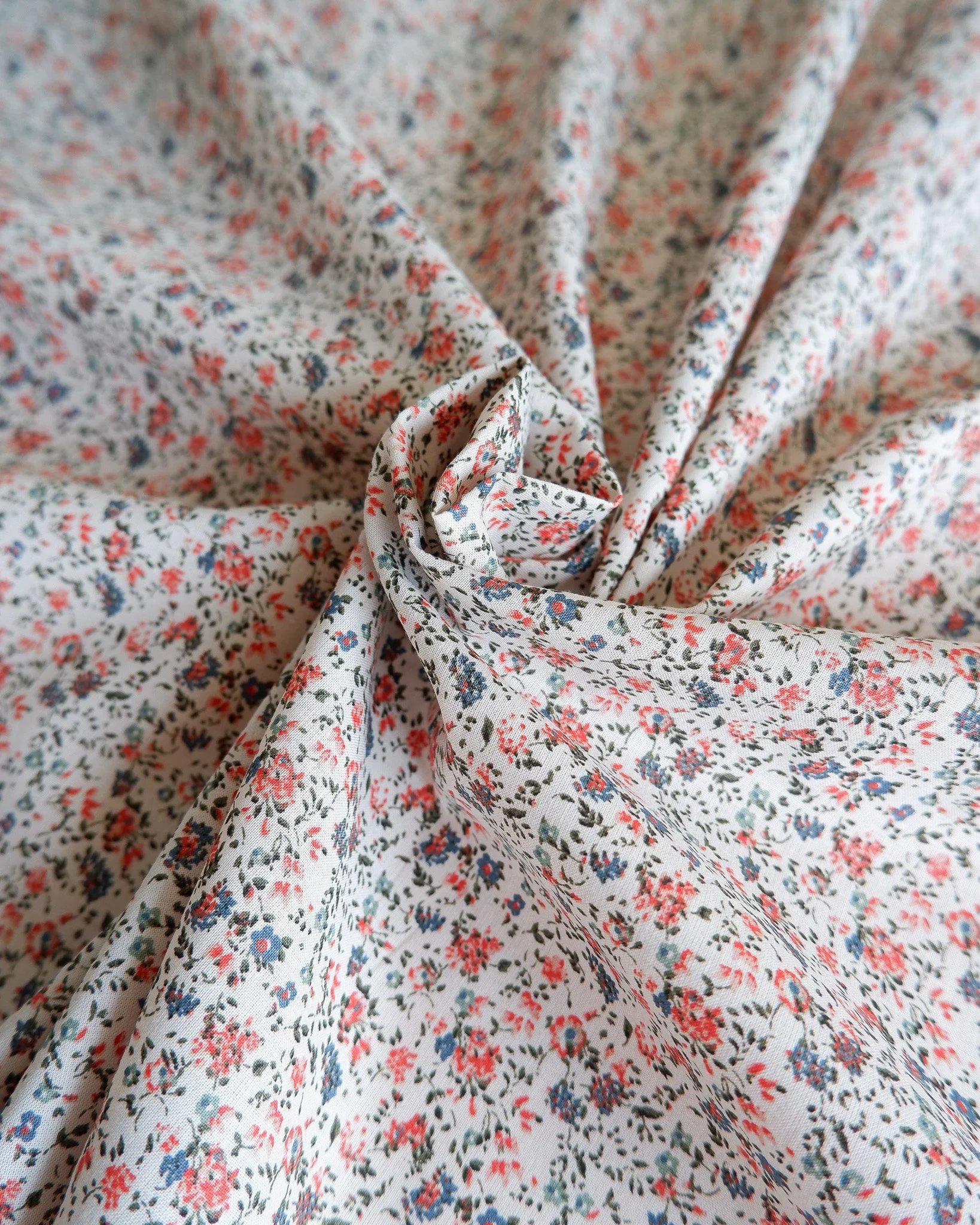 Tissu voile de coton batiste fleuri chemise homme (2).jpg
