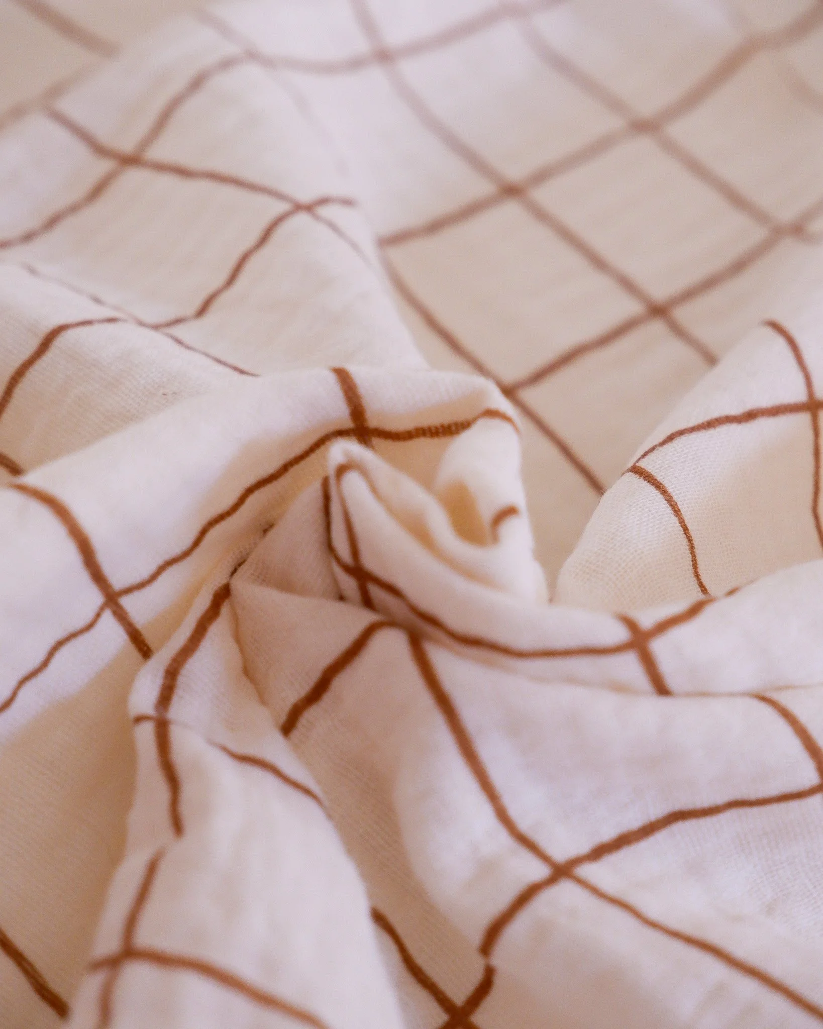 Tissu double gaze écru quadrillée camel