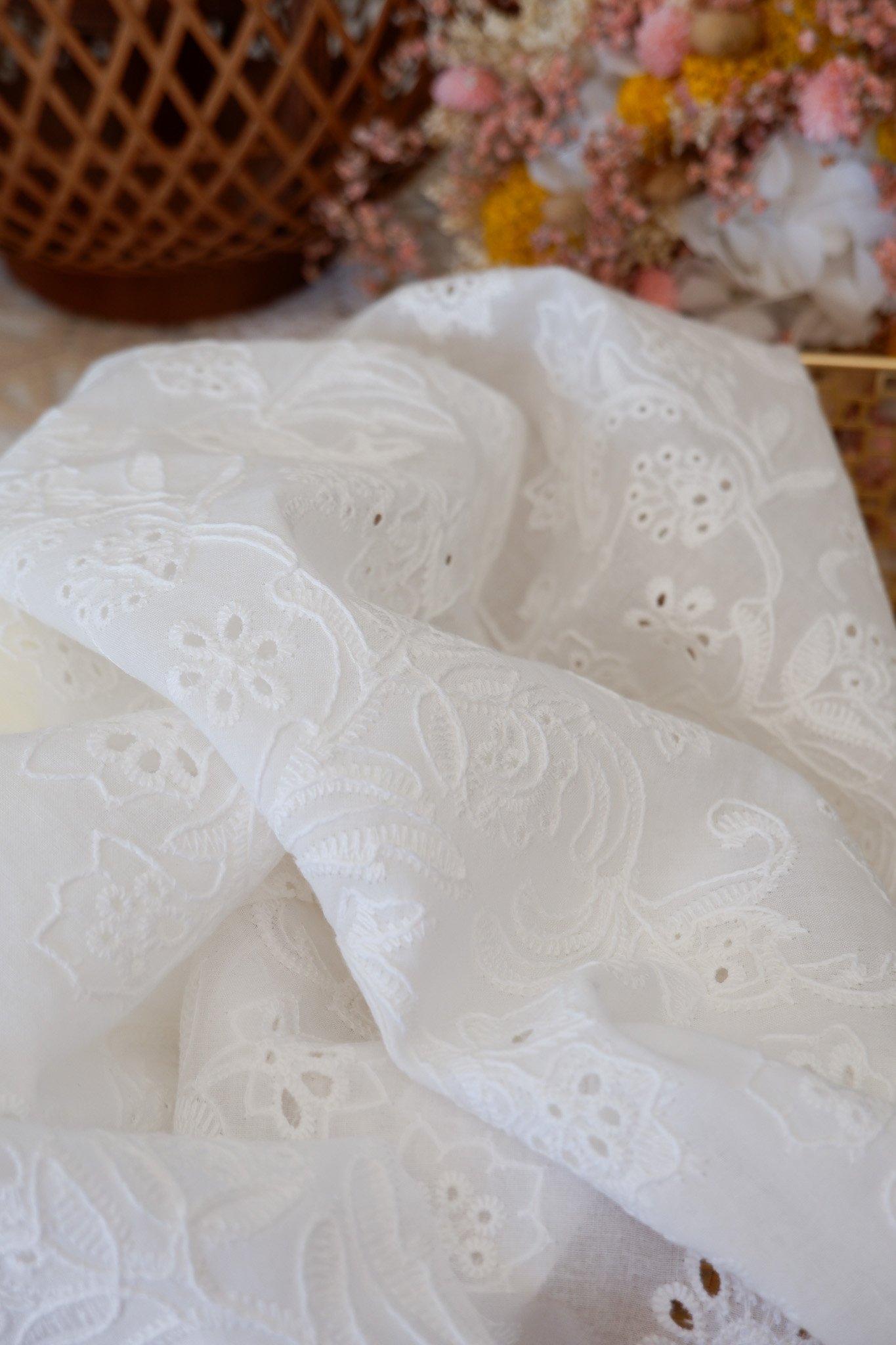 Tissu coton brodé blancs motifs paisley Coupon de 50 cm