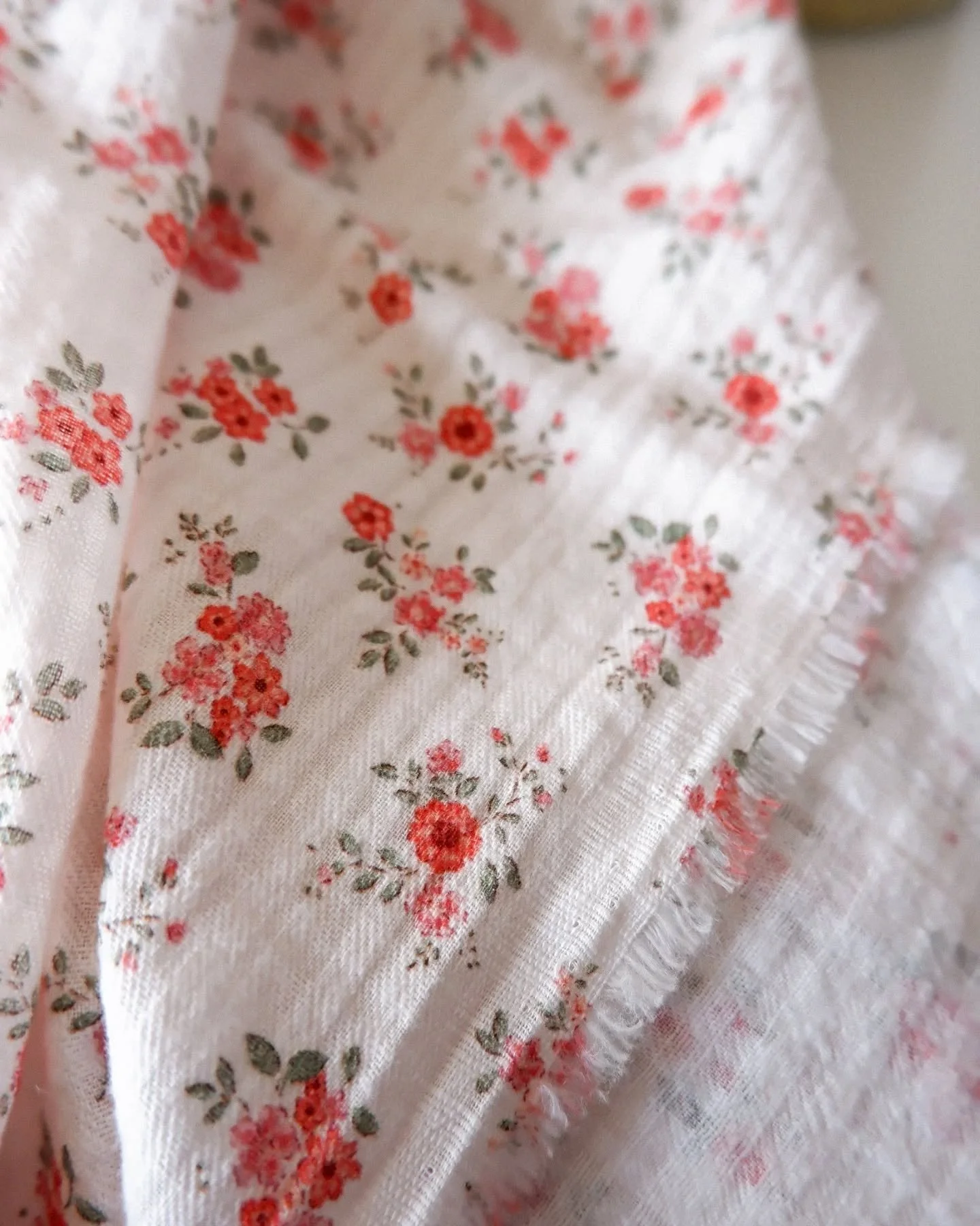 ❤️ hello ❤️

J'esp&egrave;re que vous allez bien ! Ici, on s'active pour rattraper le retard pris avec la grippe 😅

Merci pour vos messages 🙏

Il se murmure &agrave; l'atelier qu'il sera bientot l'heure de recevoir ces p&eacute;pites en prevente ac