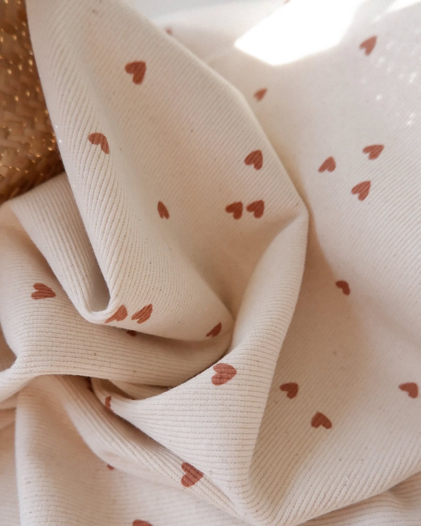 hello!

Petite surprise du jour&hellip;
2 nouveaux tissus viennent tout juste d&rsquo;arriver en boutique&nbsp;💛
Des p&eacute;pites toutes douces, boh&egrave;mes et pleines de charme, parfaites pour vos prochaines cr&eacute;ations couture : un jerse