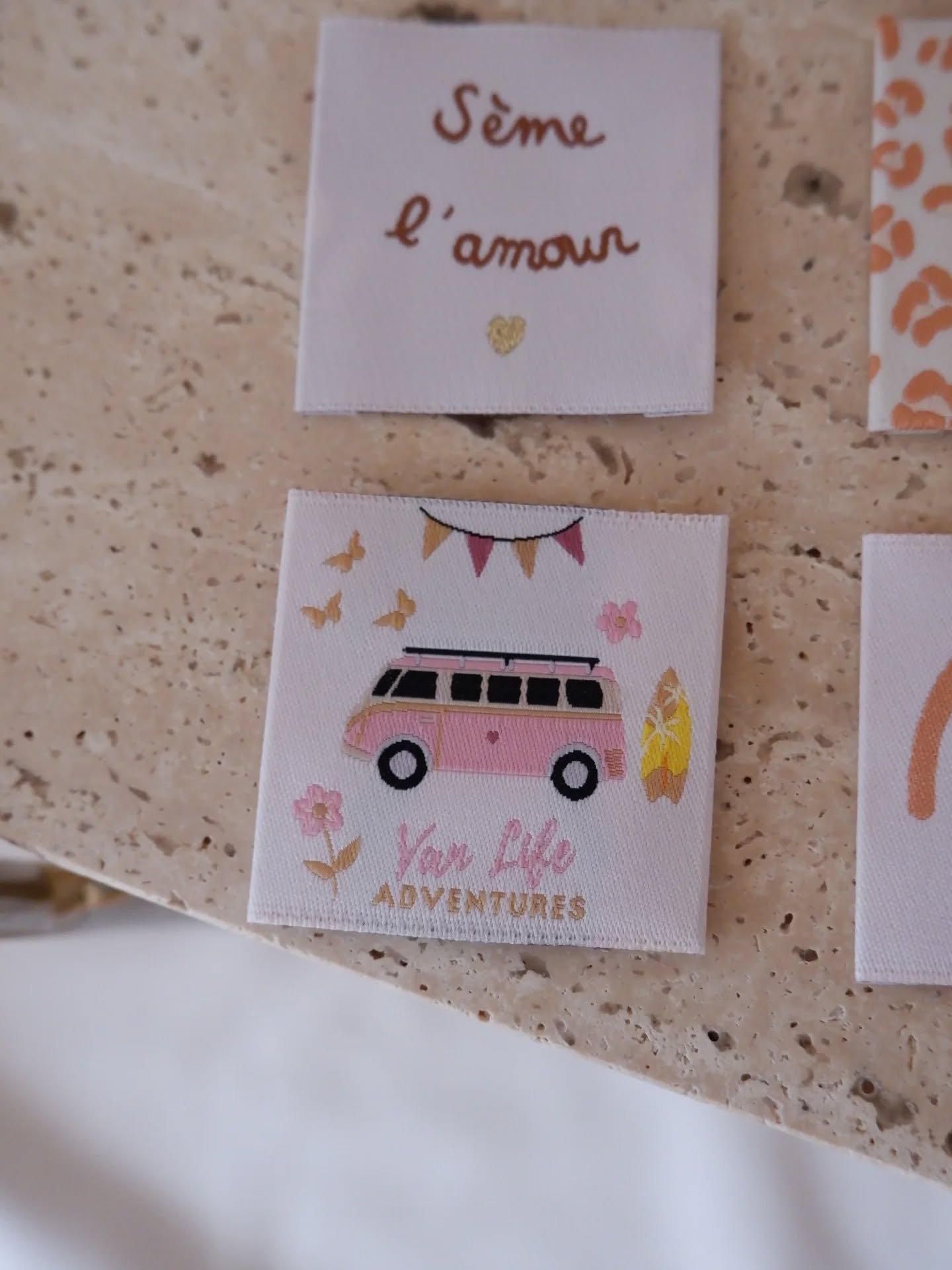 Connaissez-vous les petits tr&eacute;sors de mercerie Jolie Boho ?&nbsp;✨

On parle souvent de tissus&hellip; Mais avez-vous d&eacute;j&agrave; remarqu&eacute; les&nbsp;boutons et &eacute;tiquettes Jolie Boho&nbsp;?&nbsp;

🌸&nbsp;Les boutons Jolie B