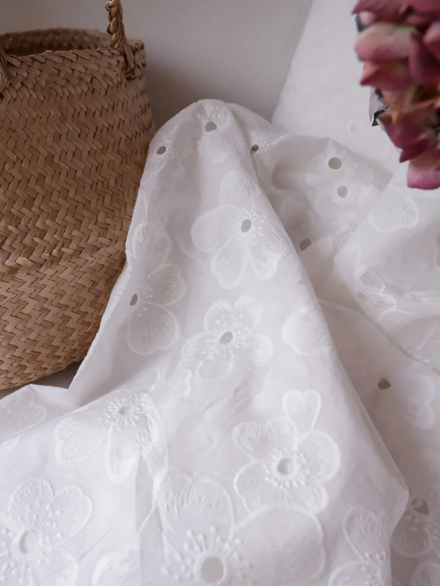 Hello 😊

J&rsquo;esp&egrave;re que vous allez bien ! Quelques nouvelles de cette semaine folle &agrave; l&rsquo;atelier !🌸

🪡 Les tissus en pr&eacute;vente sont en route !📦

Merci beaucoup pour vos commandes de nos nouveaut&eacute;s en pr&eacute;