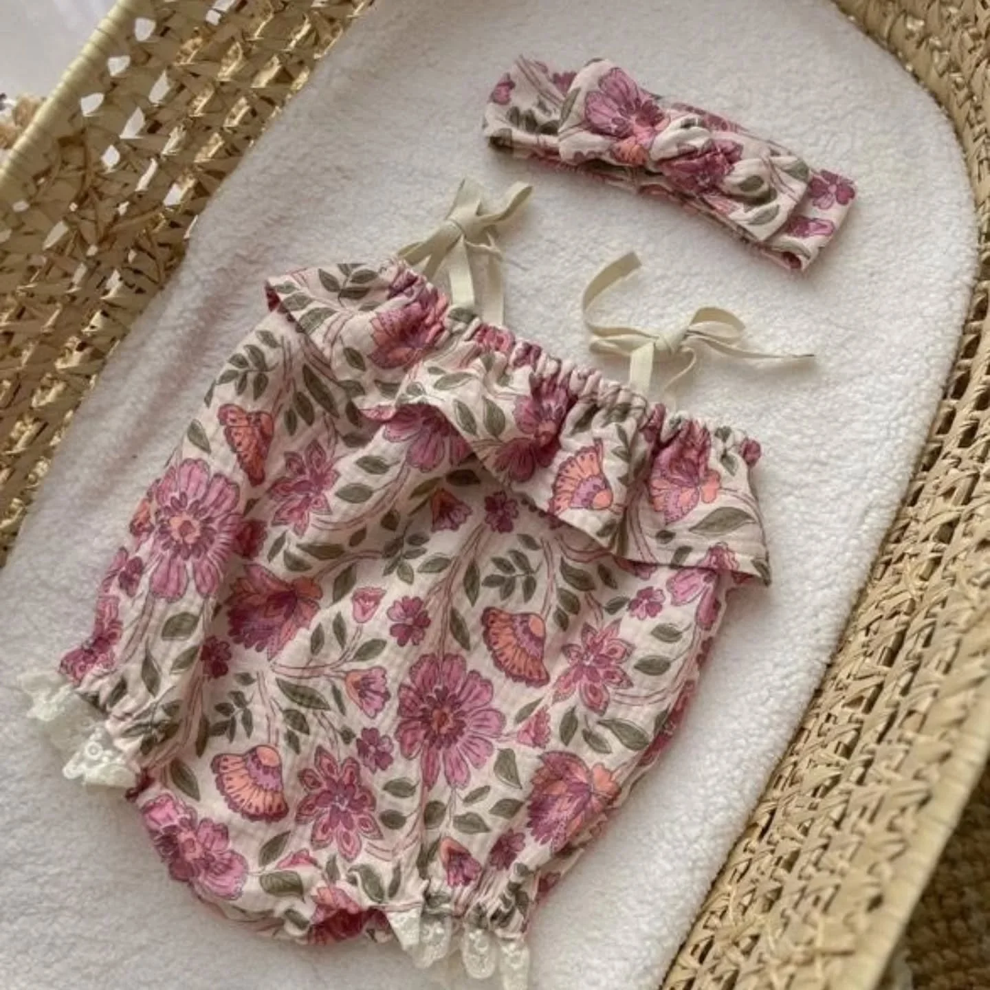 Bonjour &agrave; tous et &agrave; toutes !

J'esp&egrave;re que vous avez pass&eacute; un bon week-end 🌸

Cette semaine, je vous presente les superbes creations de Marion @latelierdepoup avec notre double gaze de coton bio Saara 🩷

Cette jolie doib