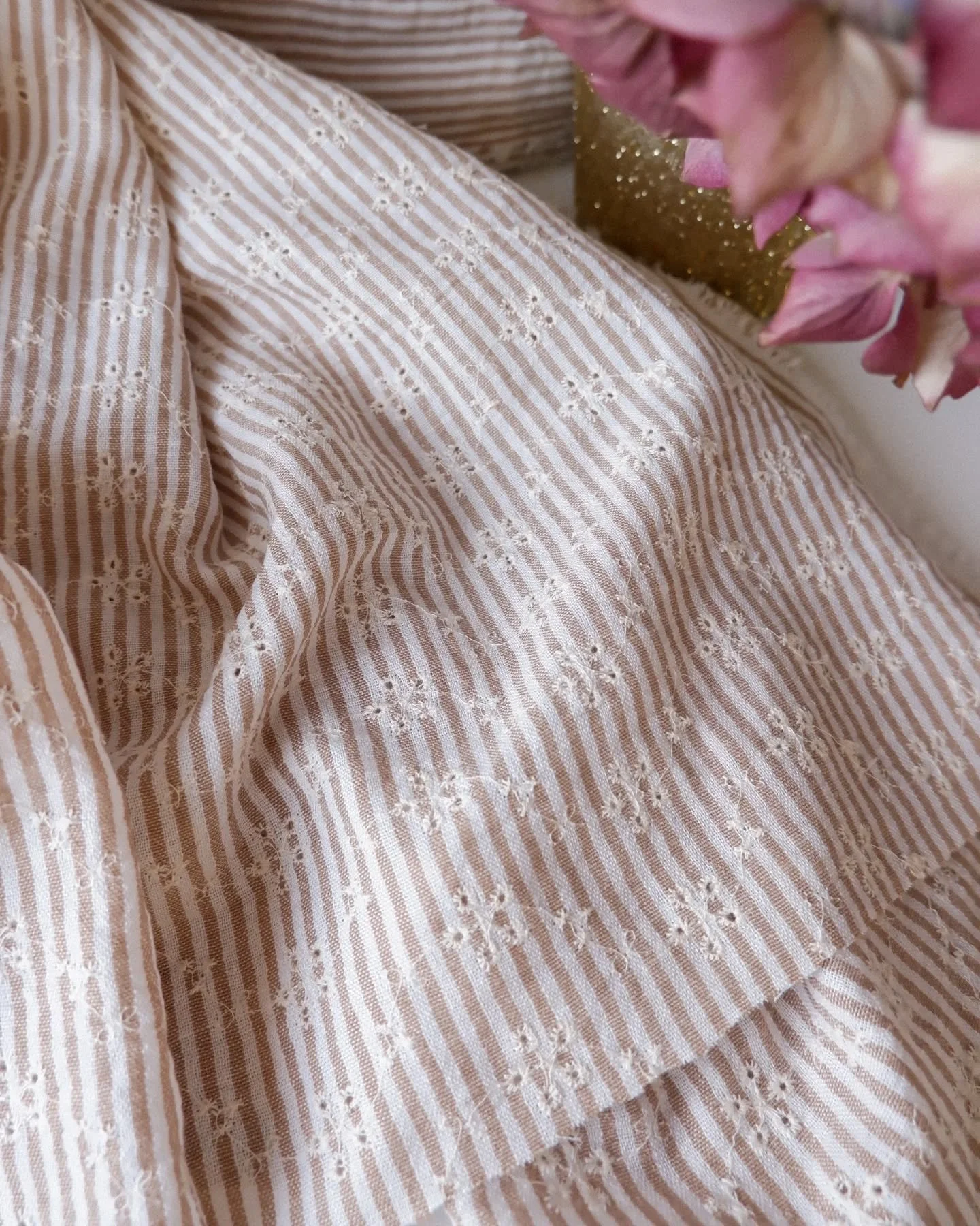 Bonjour
🌸🤗

Il y a certain d&eacute;tails de mode qui me font craquer au premier regard. 😍

Les tissus brod&eacute;s en font partie 🥰❤️

&Ccedil;a apporte un doux relief et beaucoup de caract&egrave;re au v&ecirc;tement !

Il est certain que le m