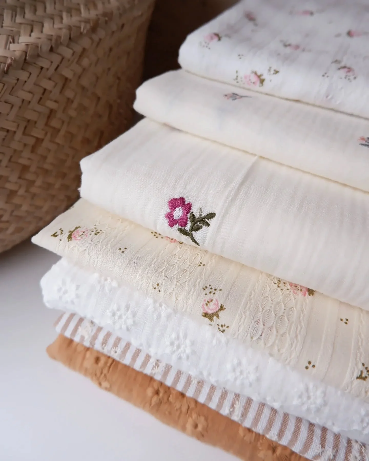 Les collections Jolie Boho commencent ainsi&hellip;

Des mati&egrave;res que je touche, que je superpose, que j&rsquo;observe &agrave; la lumi&egrave;re naturelle.

Une s&eacute;lection ou une cr&eacute;ation, inspir&eacute;e par la nature, des souve