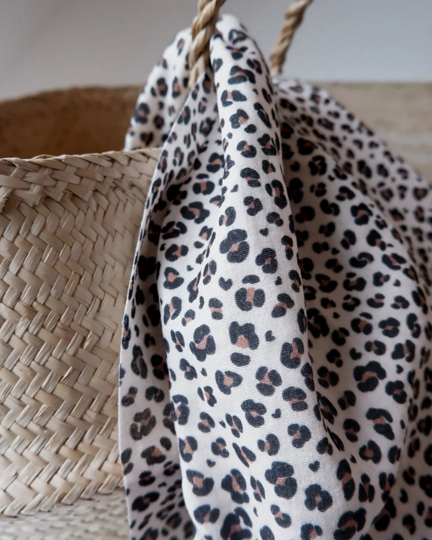 Hello ❤️ 

Notre motif l&eacute;opard Mia iconique ! On l'aime depuis longtemps et on adore le mixer &agrave;  d'autres motifs de la collection.

Vous le trouverez en double gaze de coton bio sur le eshop mais aussi en s&eacute;rie limit&eacute;e en 