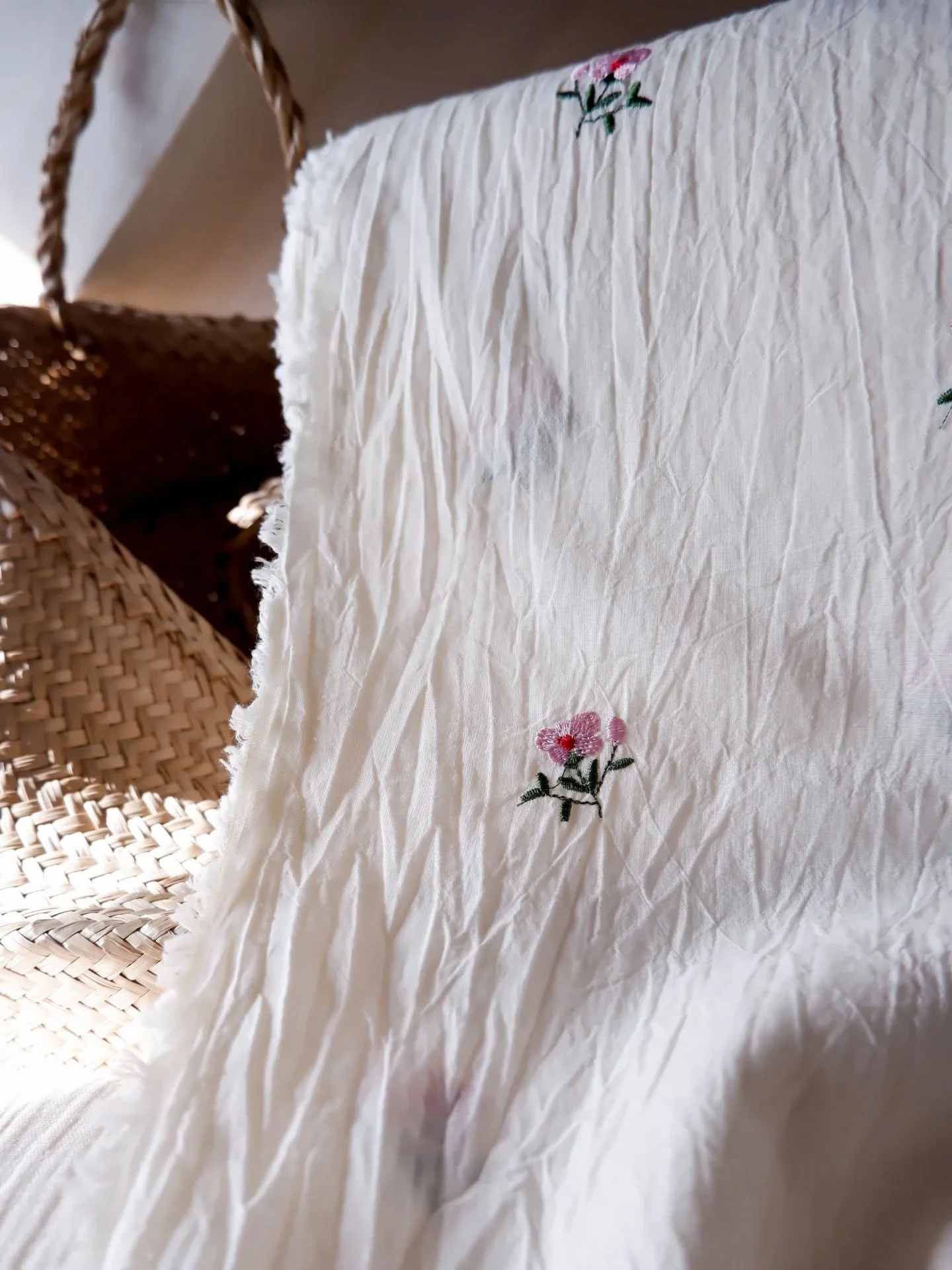 Hello ✨️✨️

Parmi les jolies nouveaut&eacute;s, il y a ce joli coton : les effets froiss&eacute;s sur le tissu sont ttes tendance mais jusqu'ici je n'avais pas trouv&eacute; le tissu qui me ferait craquer !

Swipe pour le voir en vid&eacute;o ! 

Ces