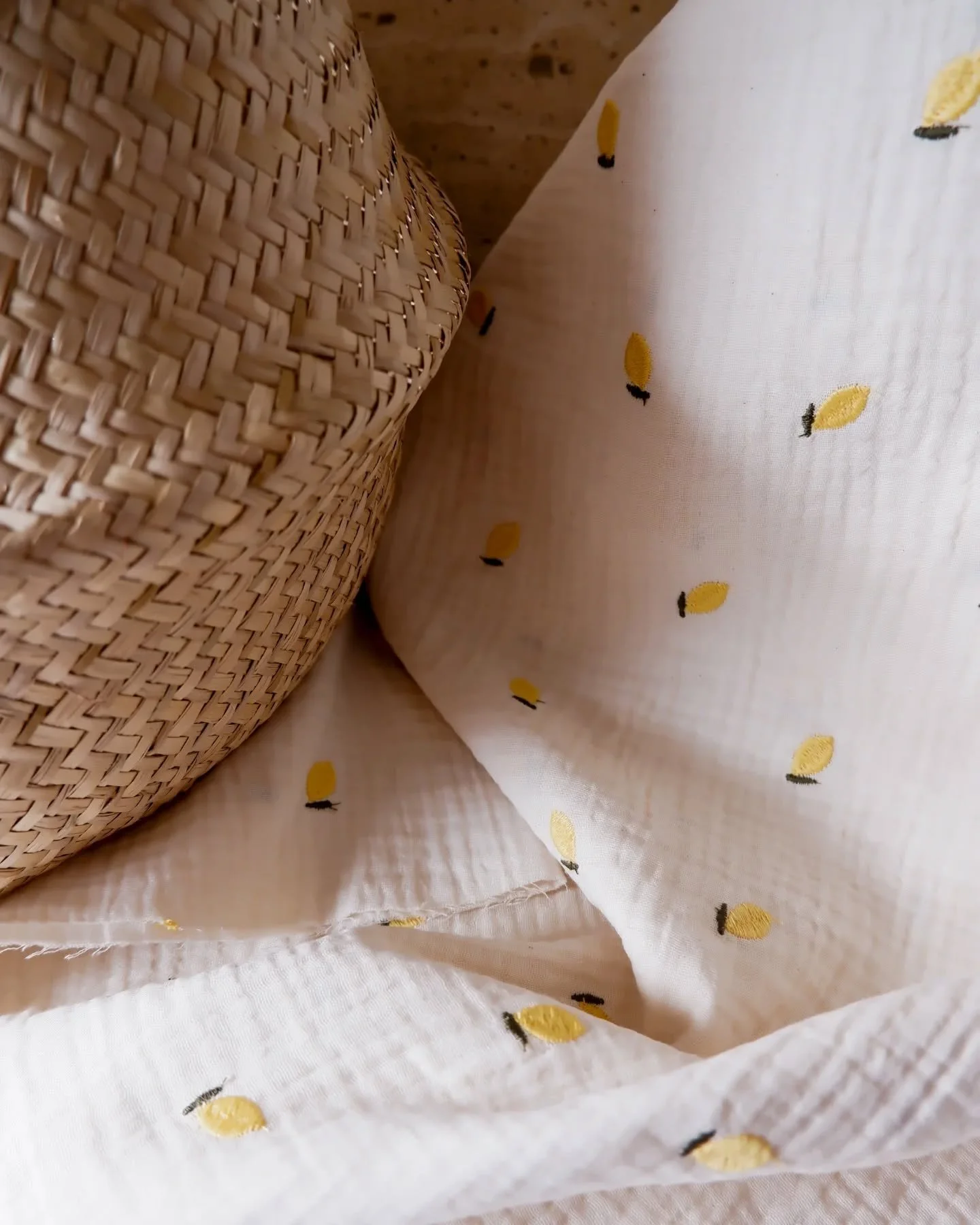 Brod&eacute; ou imprim&eacute; ?!! 🍋

J&rsquo;adore les motifs imprim&eacute;s&hellip; mais j&rsquo;avoue que les jolies broderies ont ce petit quelque chose en plus qui attire toujours mon &oelig;il ✨

Aujourd&rsquo;hui, je vous pr&eacute;sente cet