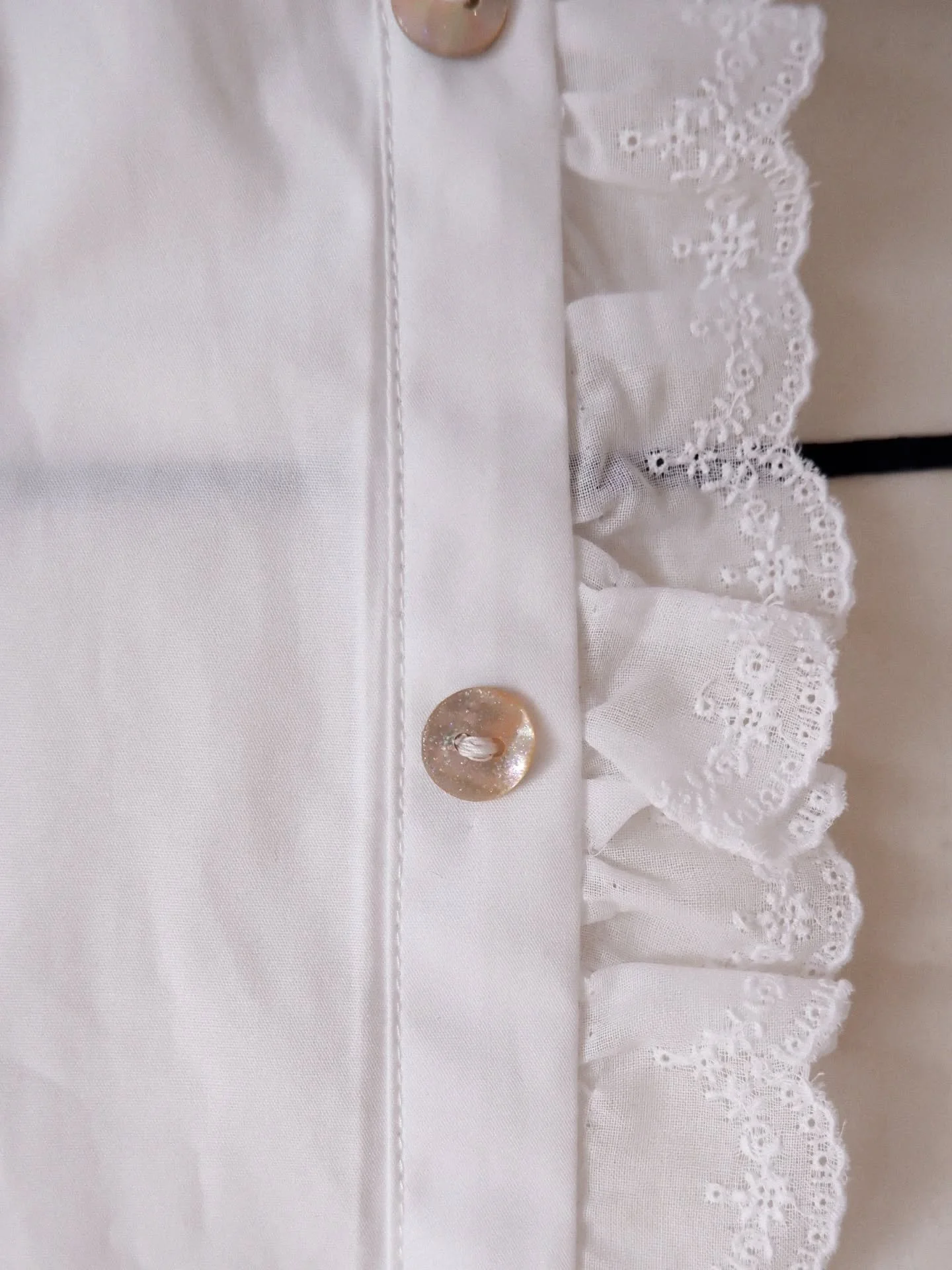 Hello !

J&rsquo;esp&egrave;re que vous allez bien.

Aujourd&rsquo;hui, une toute petite s&eacute;lection de photos pour faire un zoom sur nos jolis boutons et notre mercerie 🩷

Nous les choisissons toujours avec beaucoup d&rsquo;attention. 

Nos bo