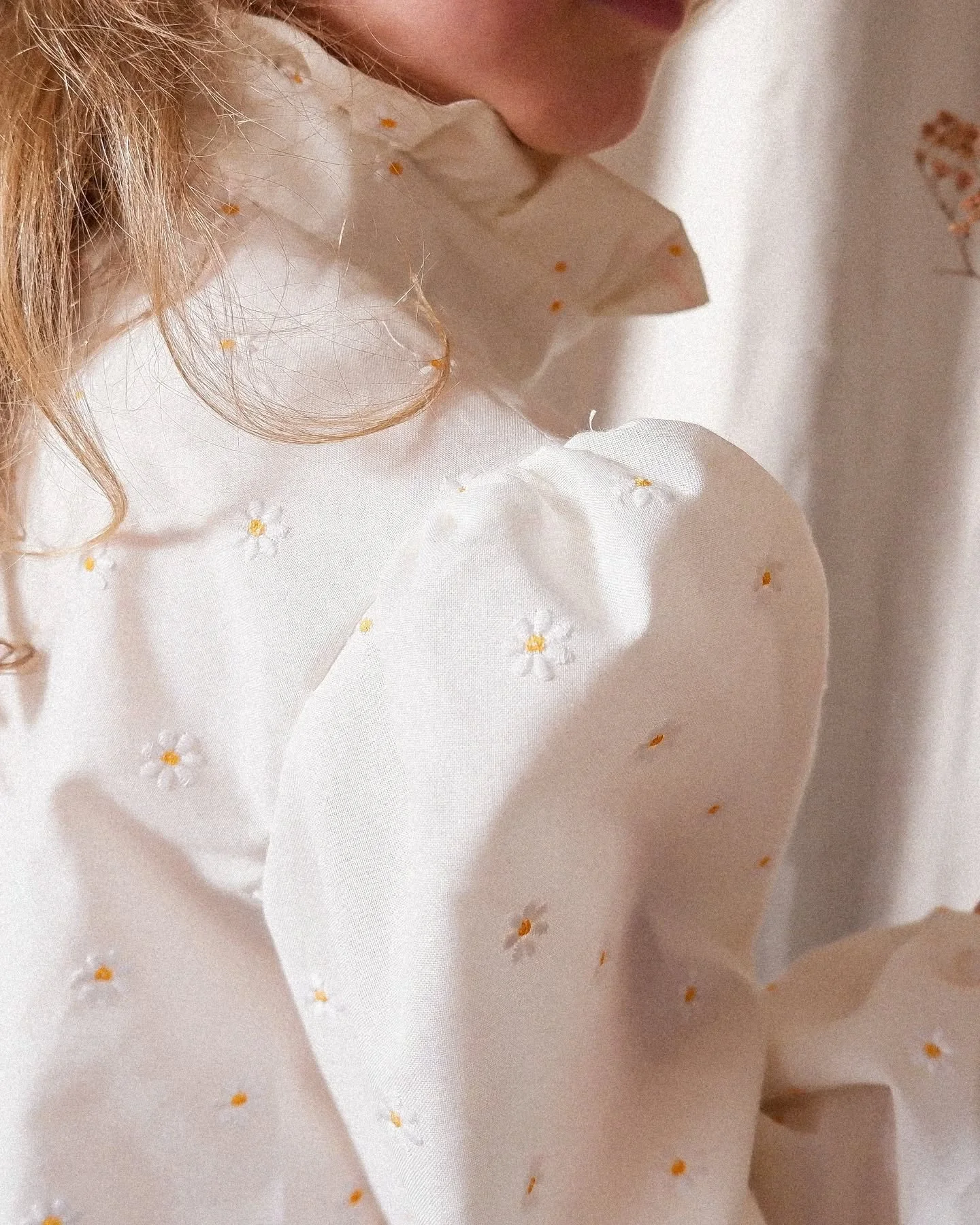Hello 🌼🌻

Jespere que vous allez bien. 

Ce joli coton bio printanier et ses petites fleurs brod&eacute;es est de retour 🌼🌻

Je l'ai cousu avec notre patron de blouse mixte Romy pour enfant 🥰

Il est l&agrave; en quantit&eacute; limit&eacute;e e