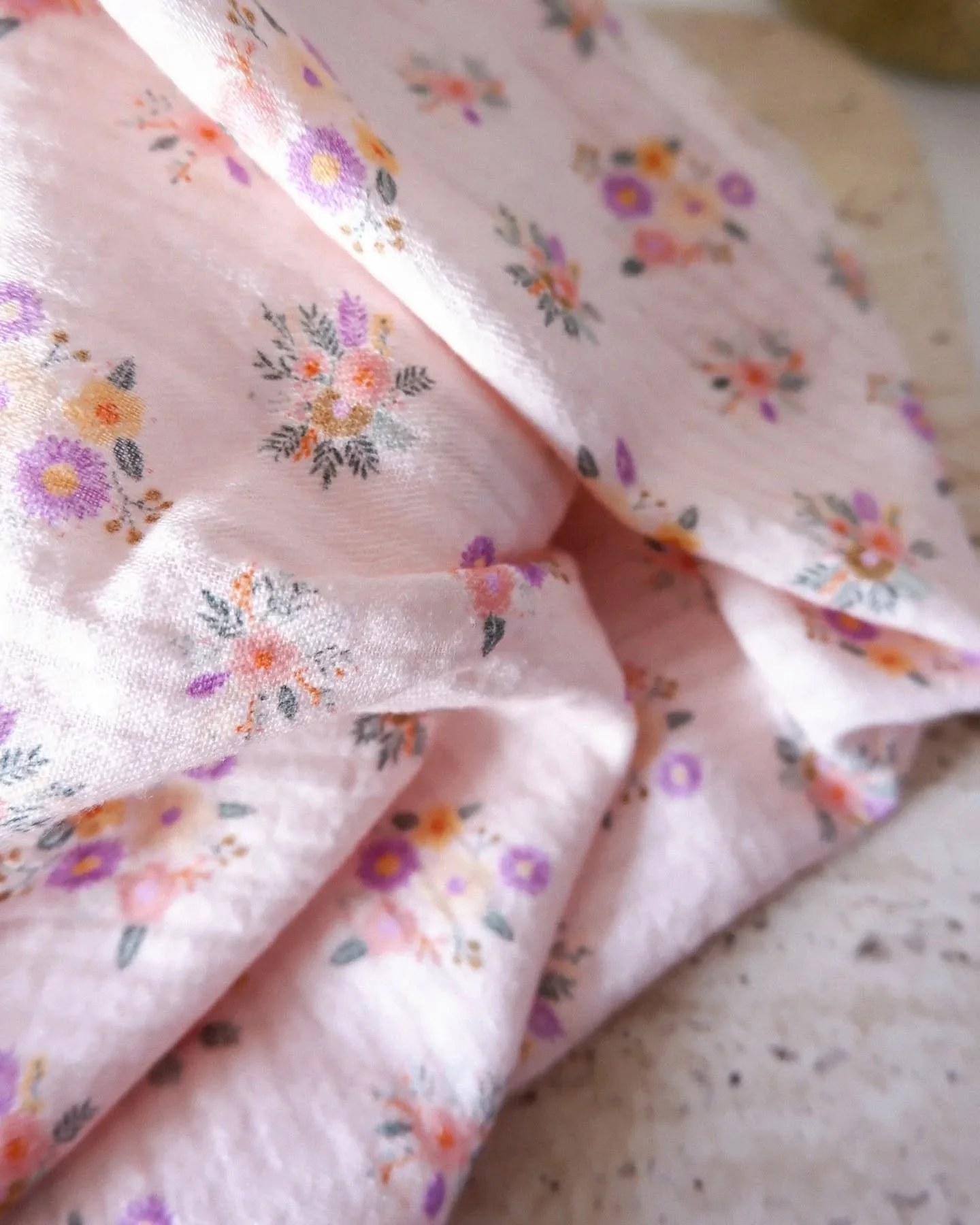 Bonsoir 🌸

Une petite pellicule de photos pour vous montrer vos tissus preferes du moment parmi ceux qui sont en stock 🌷🪡☺️

Avez-vous commenc&eacute; &agrave; imaginer vos projets de l'&eacute;t&eacute; ?

Pour information, les derni&egrave;res c