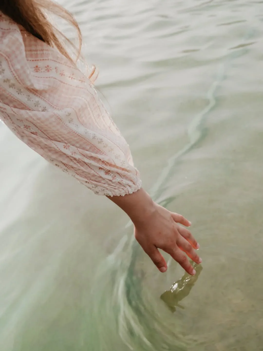 Aujourd'hui, j'ai re&ccedil;u le magnifique travail de @leanavidi ♡♡♡

Gratitude ♡ 

Je vous partage un petit morceau de la po&eacute;sie de ce shooting avant de bientot tout vous d&eacute;voiler ♡

Ce petit poignet &eacute;lastique, c'est notre patr
