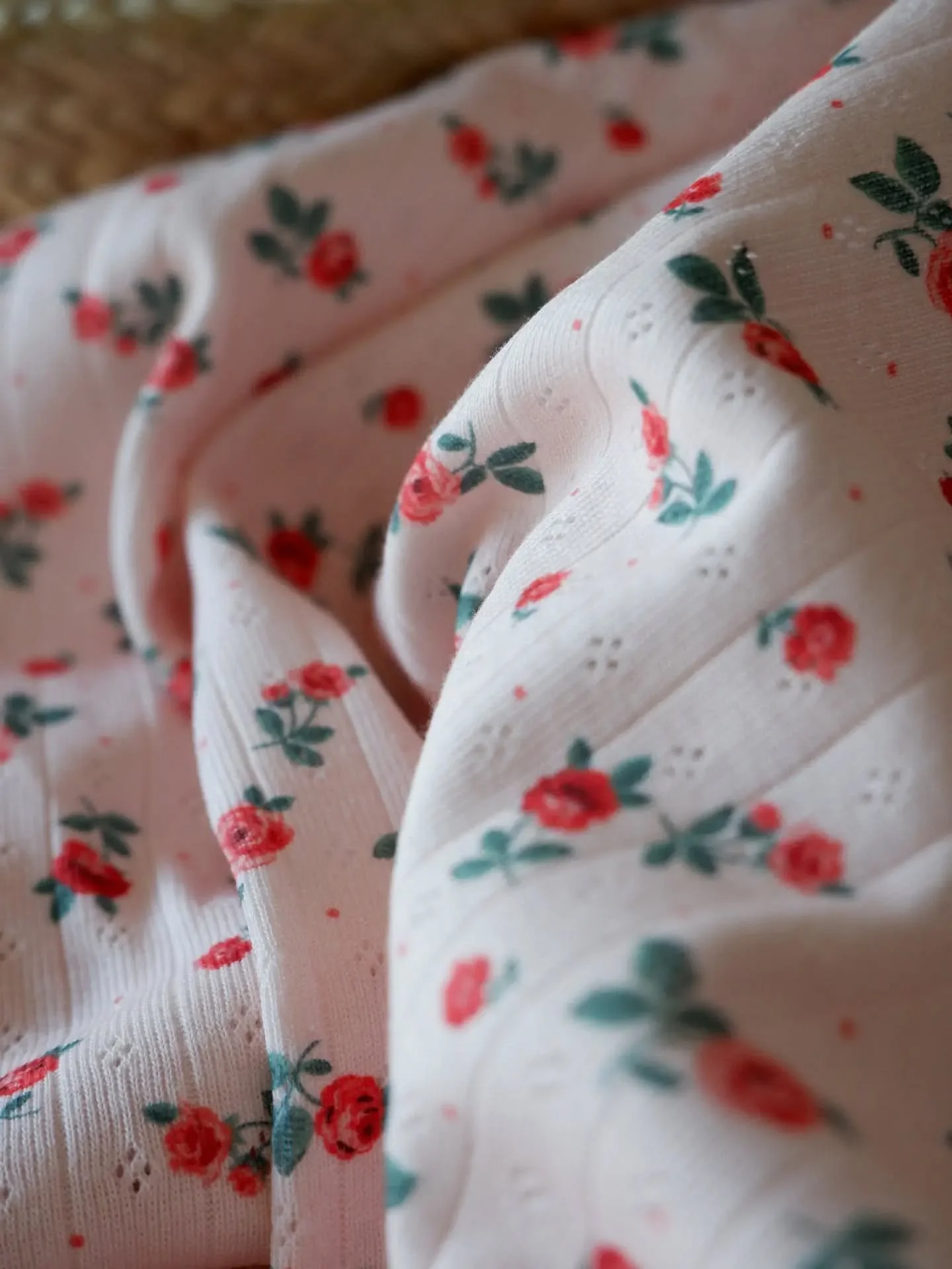 🌹&nbsp;Avant de refermer l'atelier pour l'&eacute;t&eacute;...

Le jersey&nbsp;Sew &amp; Roses&nbsp;rena&icirc;t, tout en d&eacute;licatesse, dans une nouvelle maille pointelle 🤍
Vous l'avez demand&eacute;... le voici enfin, disponible d&egrave;s m