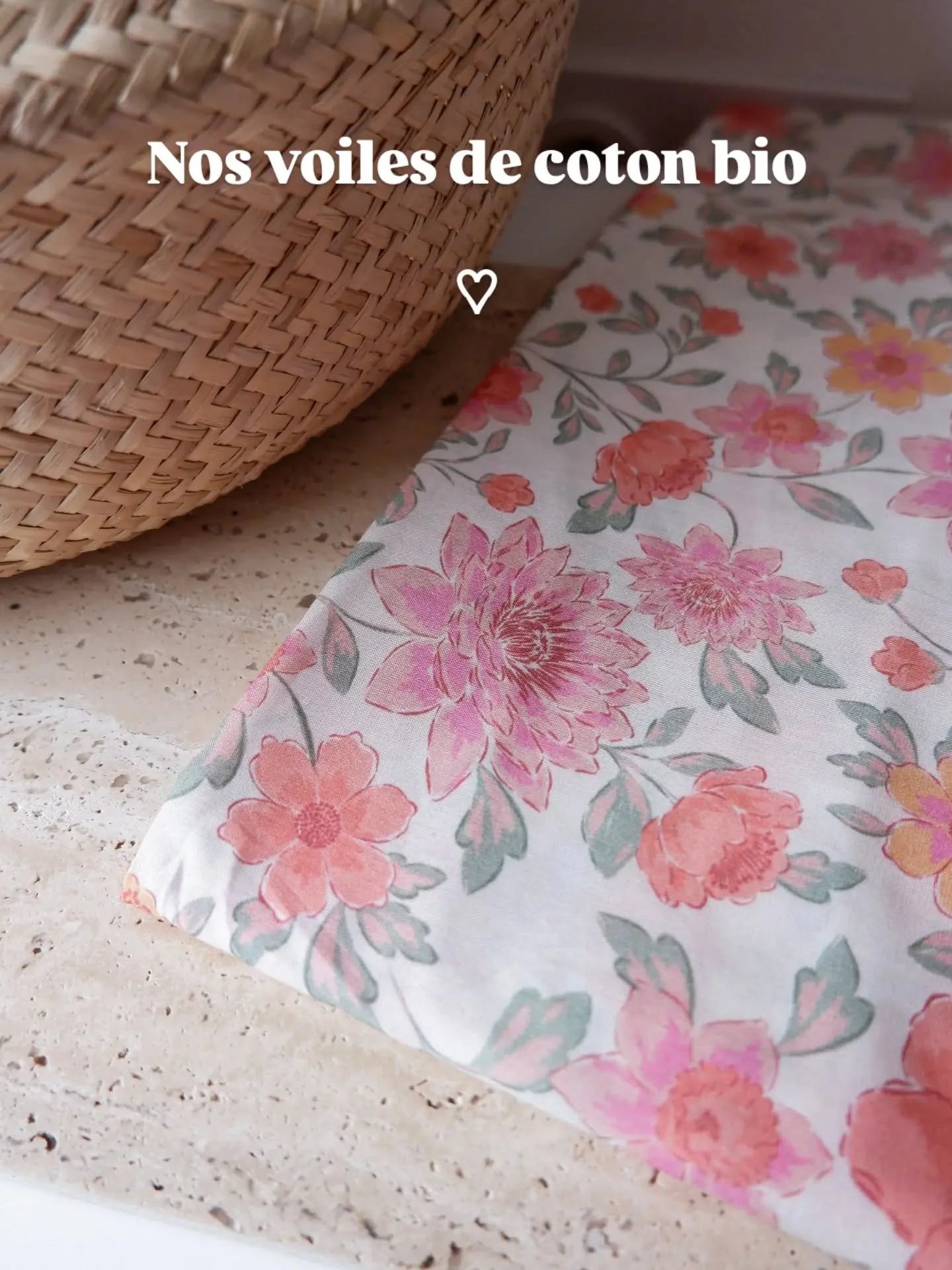Hello ☀️

Vous connaissez ces tissus qui, d&egrave;s qu'on les d&eacute;plie, donnent envie de sortir sa machine &agrave; coudre ? 🌸

C'est exactement l'effet que m'ont fait ces voiles de coton bio.

J'aime leur l&eacute;g&egrave;ret&eacute;, leur d