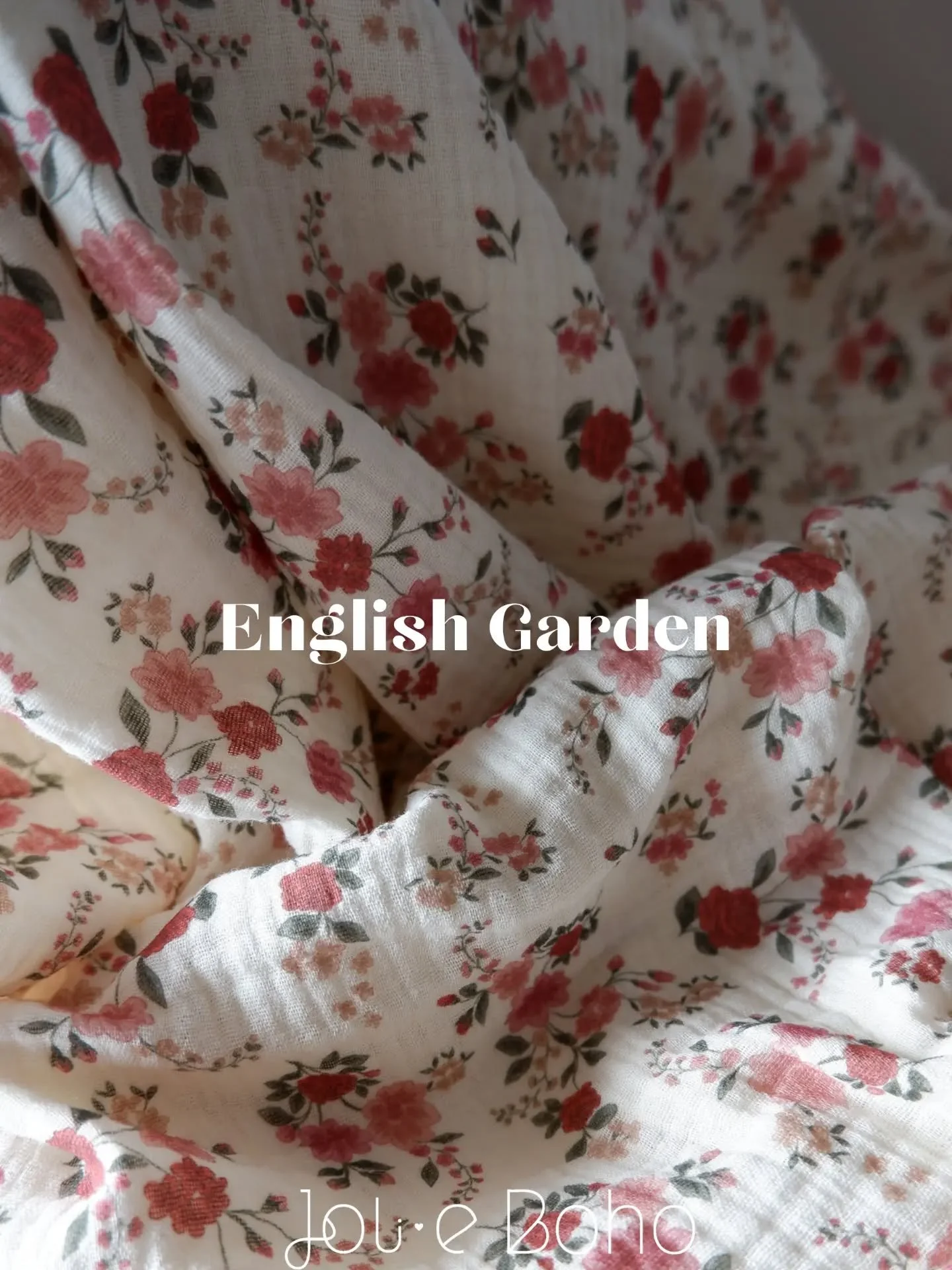 English Garden est en ligne 🌸🪡

Notre nouveau motif exclusif Joli.e Boho, fleurit sur une double gaze de coton : un fond &eacute;cru, des bouquets d&eacute;licats et des touches de rose tendre, de rouge coquelicot et de vert sauge.

Et ce n&rsquo;e
