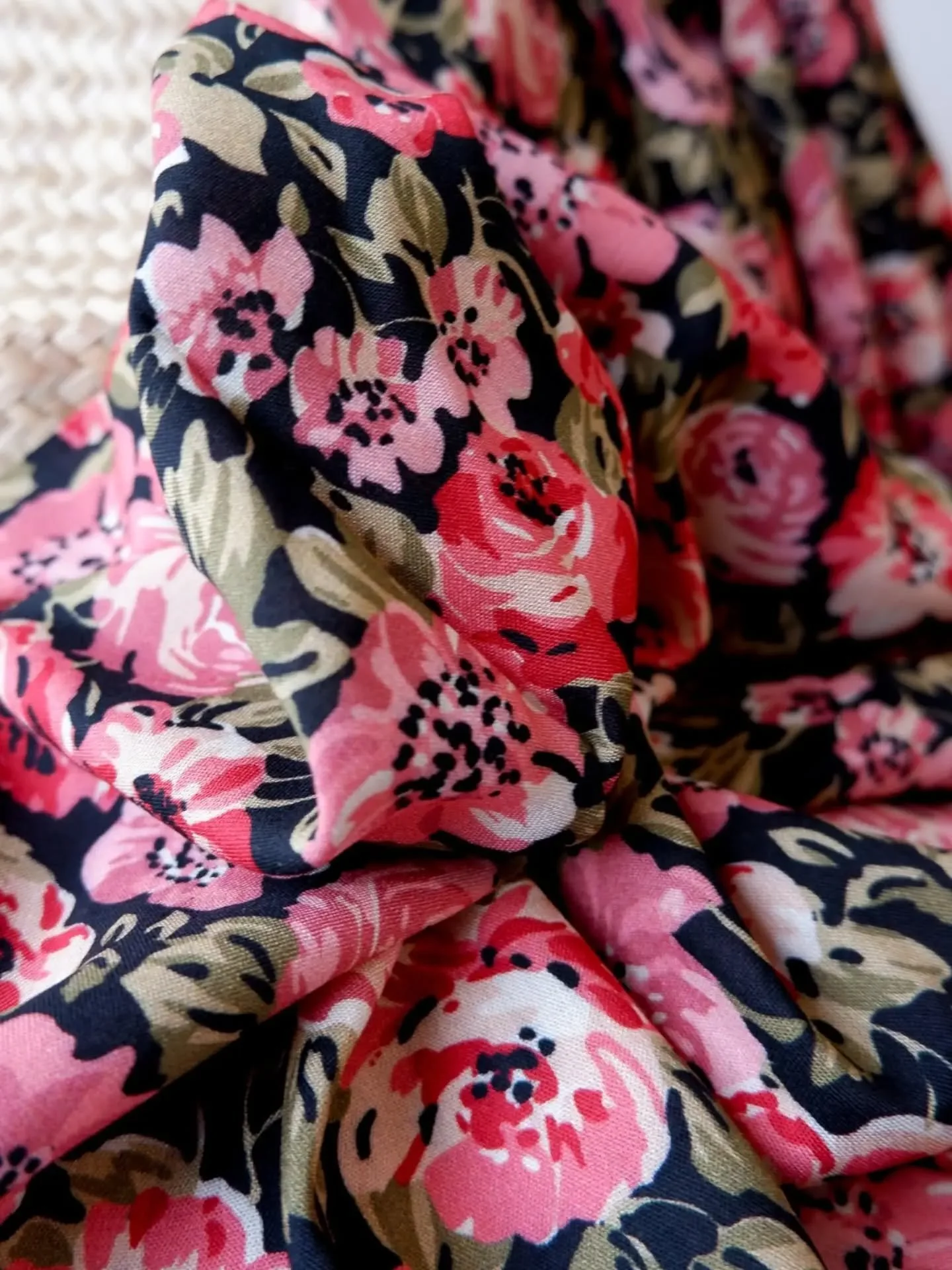 Bonjour !

J'esp&egrave;re que vous allez bien,
Aujourd'hui, je vous pr&eacute;sente notre nouvelle viscose Jade 😍 
Jade, c'est un bouquet de couleurs sur fond nuit 🌸

Cette viscose ECOVERO m&ecirc;le des roses poudr&eacute;s et framboise, des touc