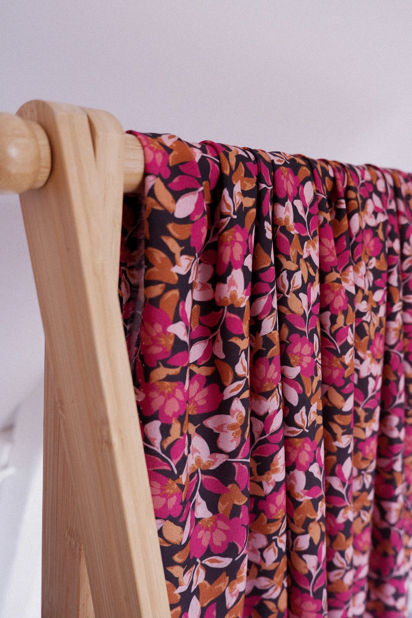 tissu_viscose_ecovero_isabella_jolie_boho_fleuri_noir_fuchsia_terracotta (7).jpg