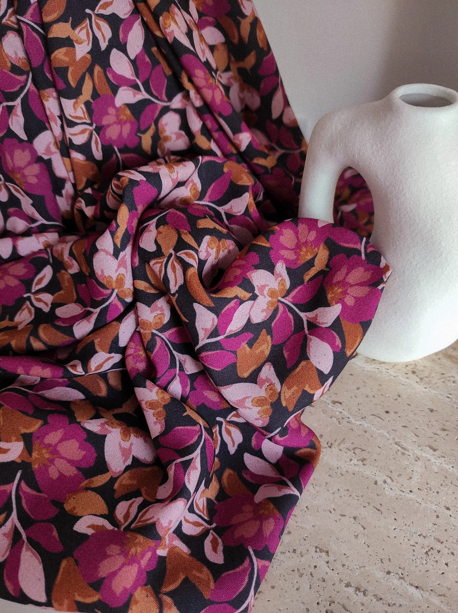 tissu_viscose_ecovero_isabella_jolie_boho_fleuri_noir_fuchsia_terracotta (4).jpg