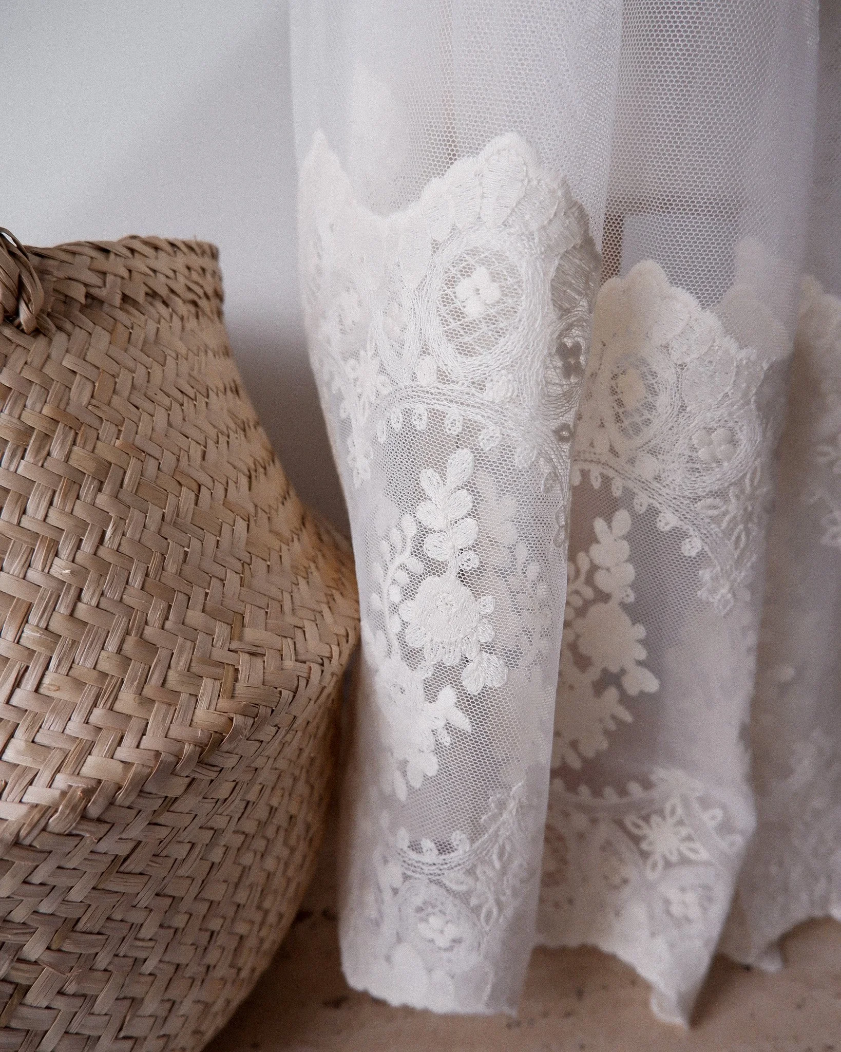 Tissu tulle brodé festonné très belle qualité (5).jpg