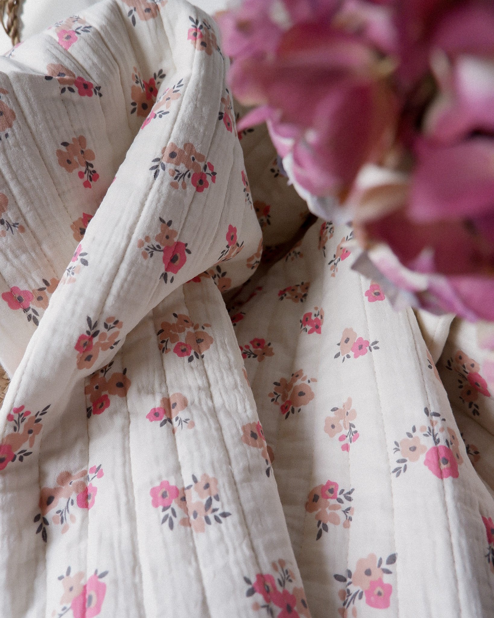 Tissu double gaze matelassée fleurs Lisa ♡ écru