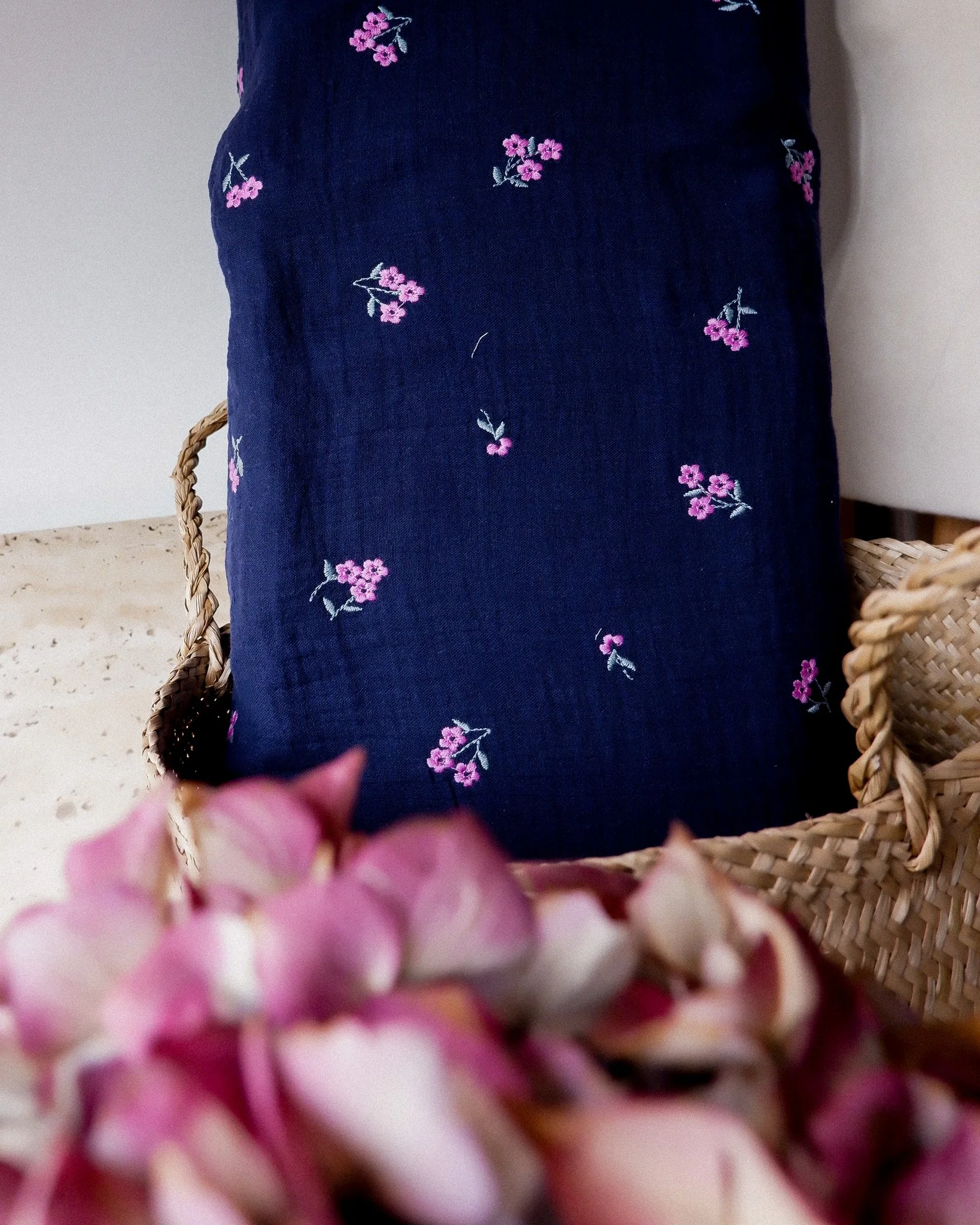 Tissu double gaze brodé fleurs ♡ marine