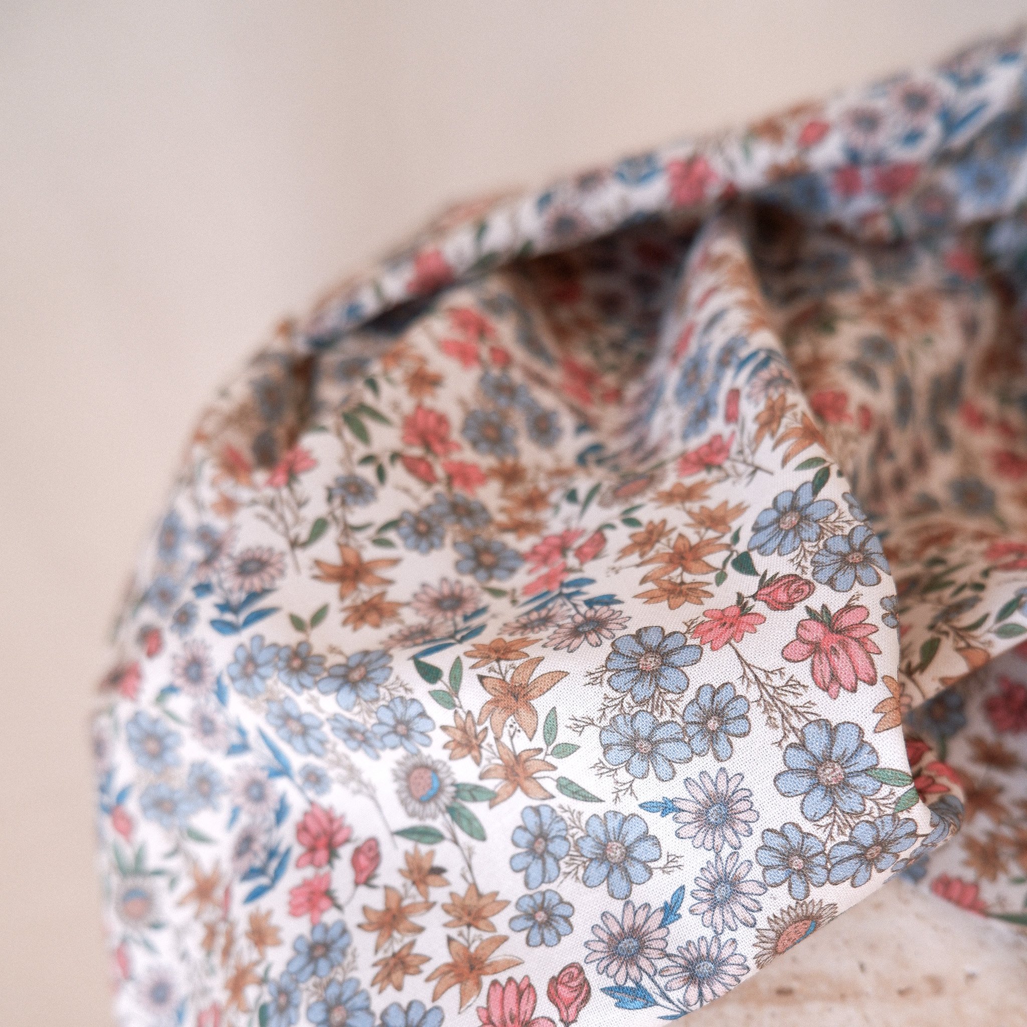 Tissu-voile-de-coton-motif-fleuri-coton-bio-jolie-boho.jpg